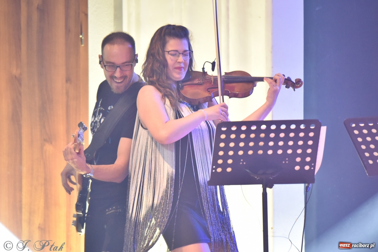 Zdjęcie w galerii na portalu naszraciborz.pl: Queen Symfonicznie w Raciborzu. Pełna sala fanów w RCK wiadomości z regionu