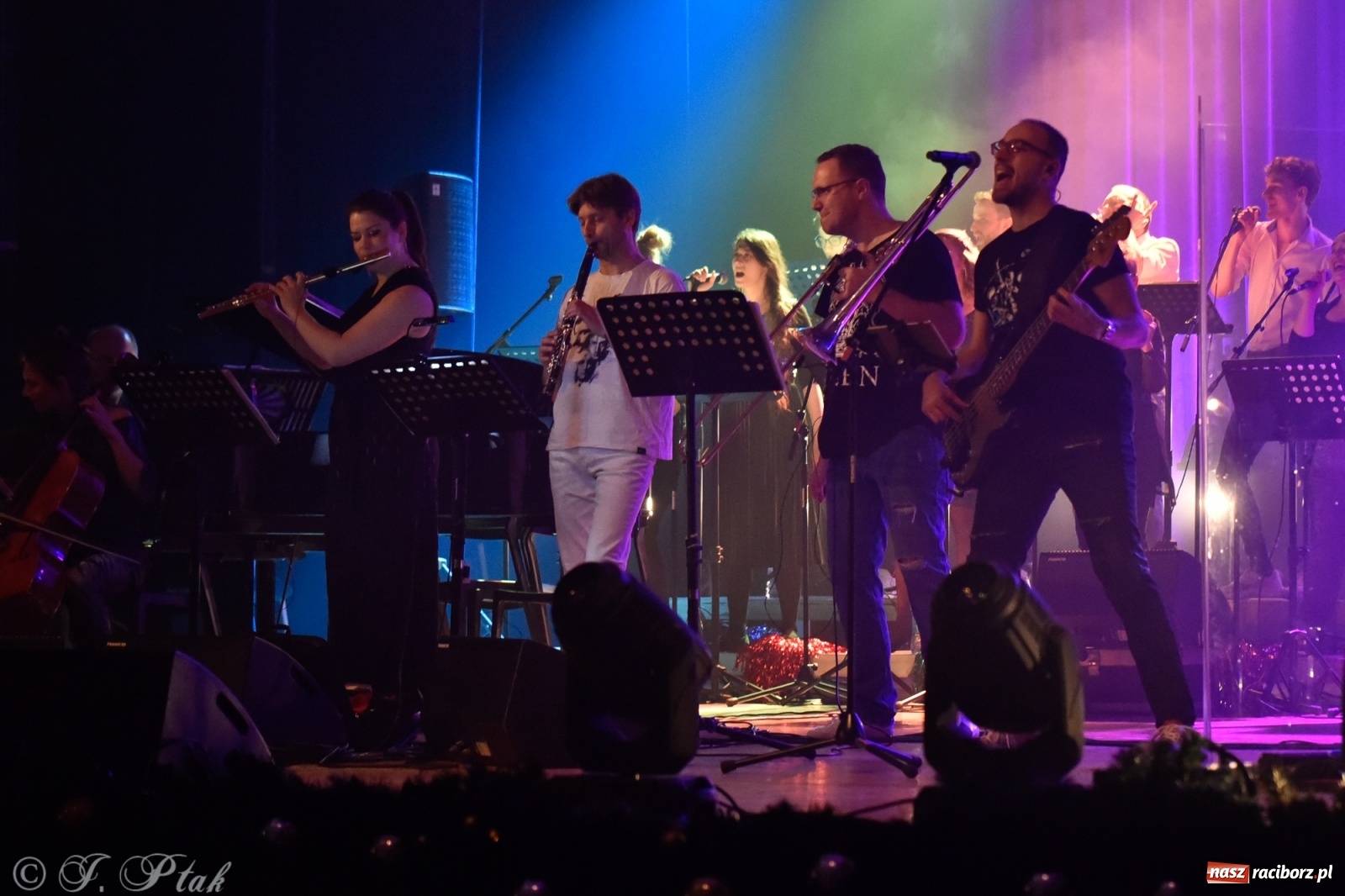 Zdjęcie w galerii na portalu naszraciborz.pl: Queen Symfonicznie w Raciborzu. Pełna sala fanów w RCK wiadomości z regionu