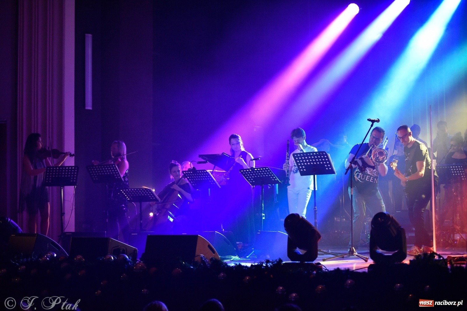 Zdjęcie w galerii na portalu naszraciborz.pl: Queen Symfonicznie w Raciborzu. Pełna sala fanów w RCK wiadomości z regionu