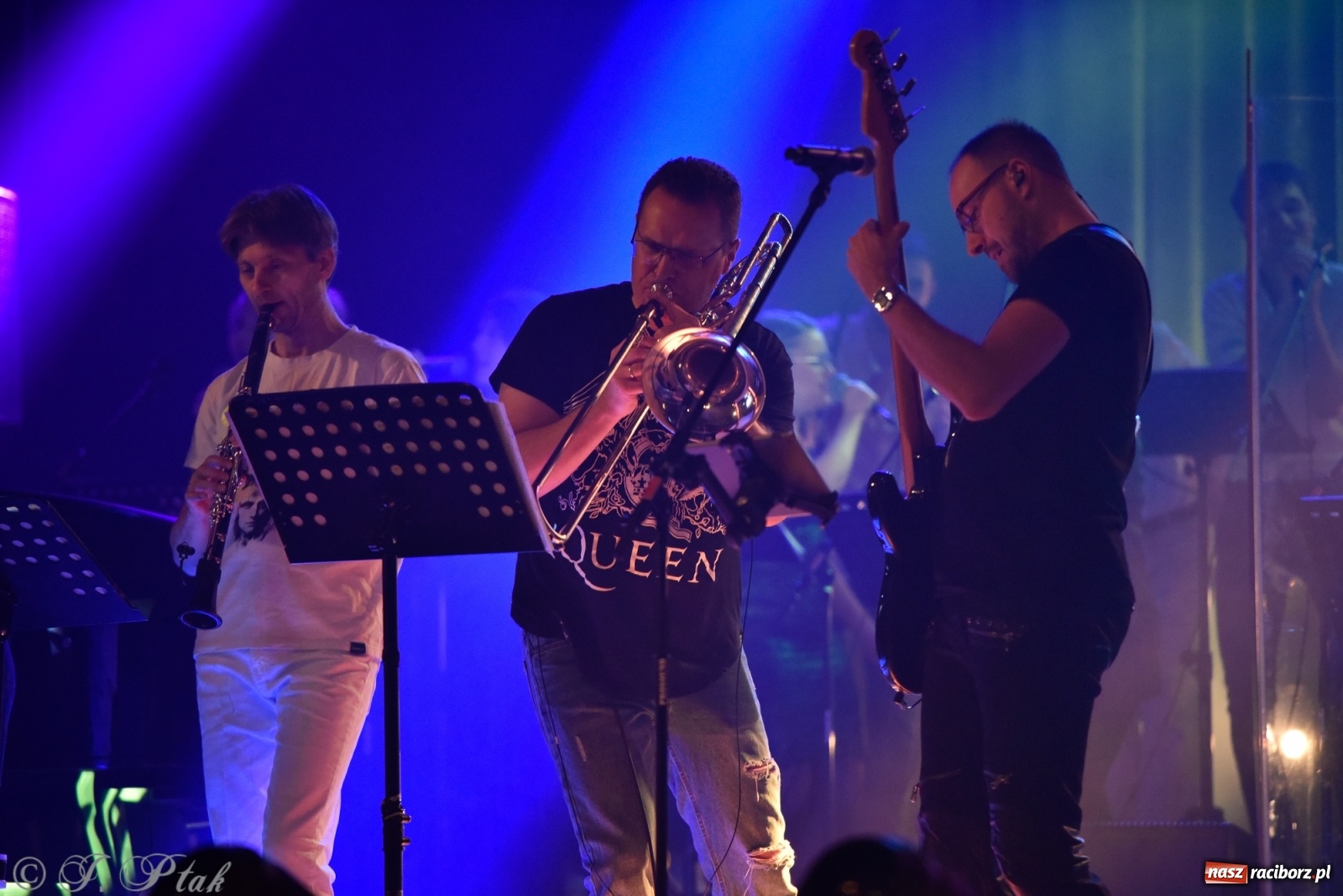 Zdjęcie w galerii na portalu naszraciborz.pl: Queen Symfonicznie w Raciborzu. Pełna sala fanów w RCK wiadomości z regionu