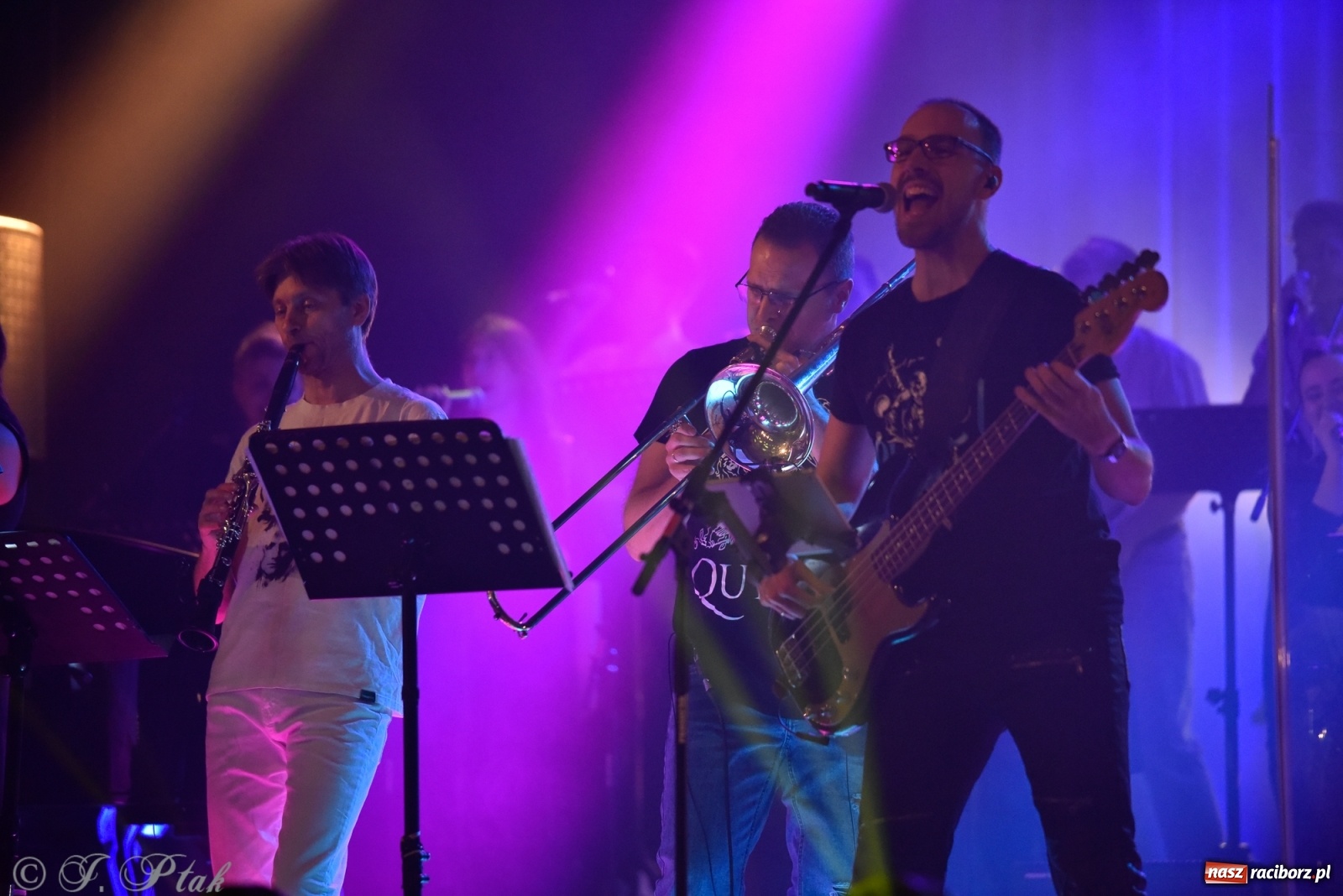 Zdjęcie w galerii na portalu naszraciborz.pl: Queen Symfonicznie w Raciborzu. Pełna sala fanów w RCK wiadomości z regionu