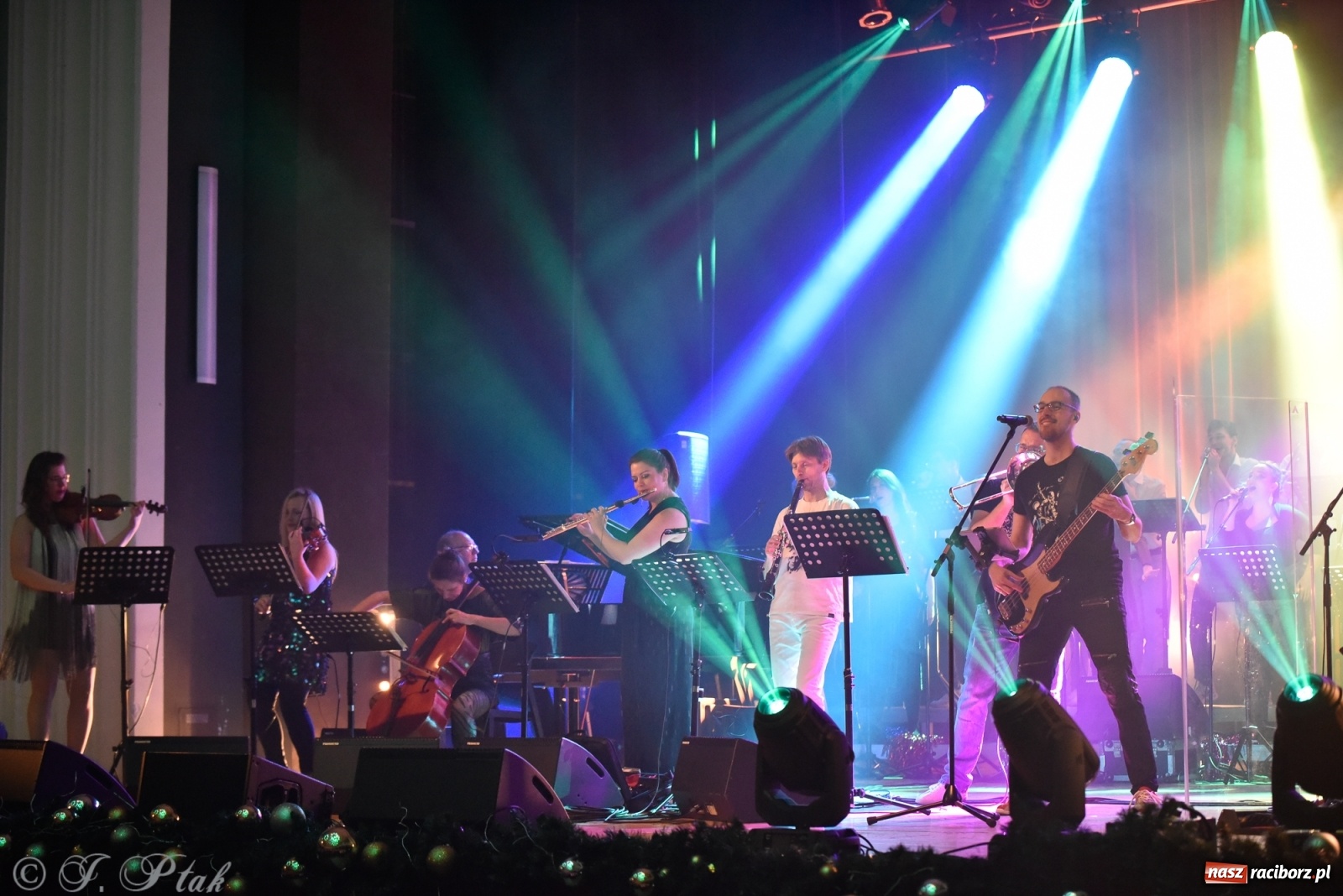 Zdjęcie w galerii na portalu naszraciborz.pl: Queen Symfonicznie w Raciborzu. Pełna sala fanów w RCK wiadomości z regionu