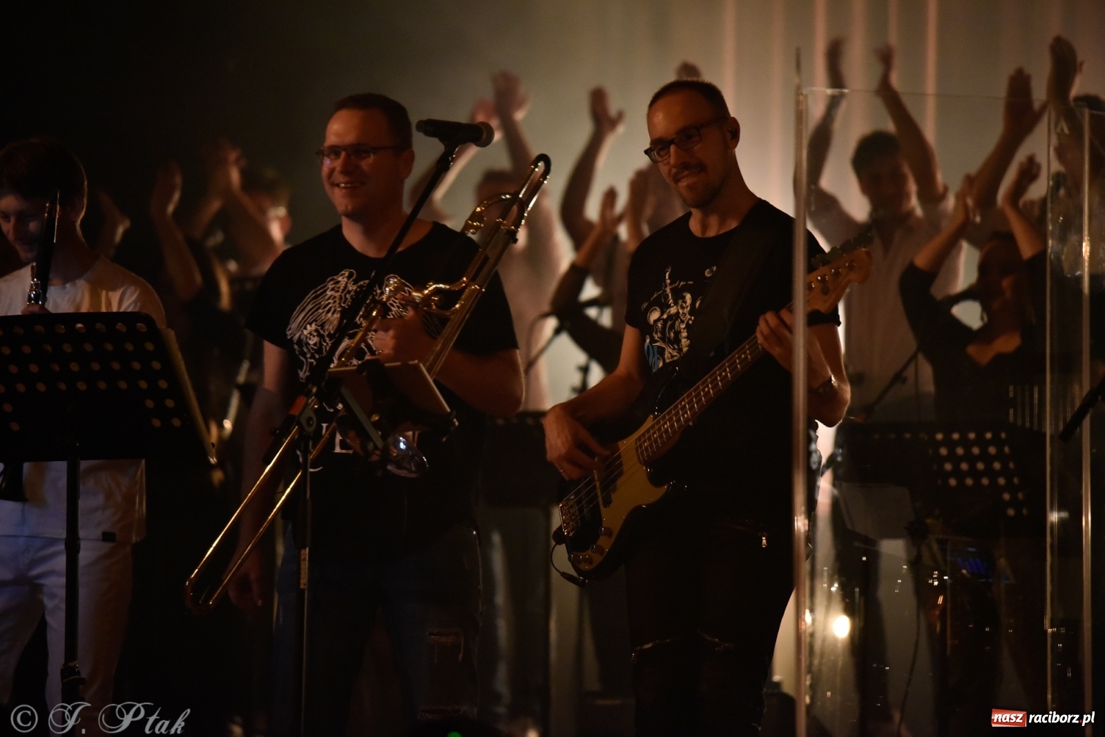 Zdjęcie w galerii na portalu naszraciborz.pl: Queen Symfonicznie w Raciborzu. Pełna sala fanów w RCK wiadomości z regionu