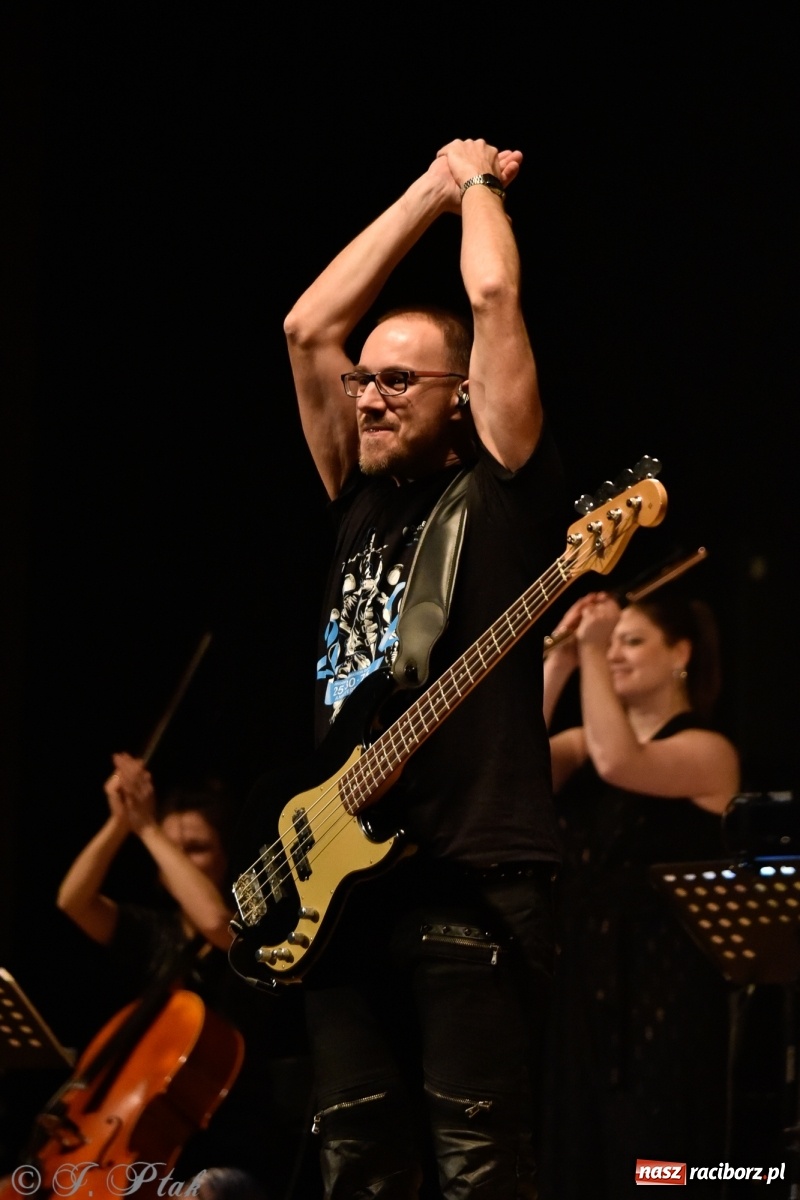 Zdjęcie w galerii na portalu naszraciborz.pl: Queen Symfonicznie w Raciborzu. Pełna sala fanów w RCK wiadomości z regionu