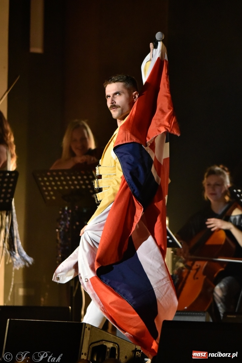 Zdjęcie w galerii na portalu naszraciborz.pl: Queen Symfonicznie w Raciborzu. Pełna sala fanów w RCK wiadomości z regionu