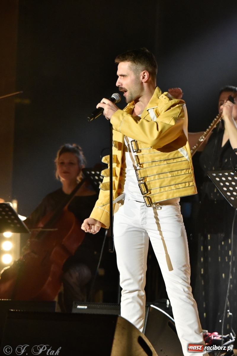 Zdjęcie w galerii na portalu naszraciborz.pl: Queen Symfonicznie w Raciborzu. Pełna sala fanów w RCK wiadomości z regionu