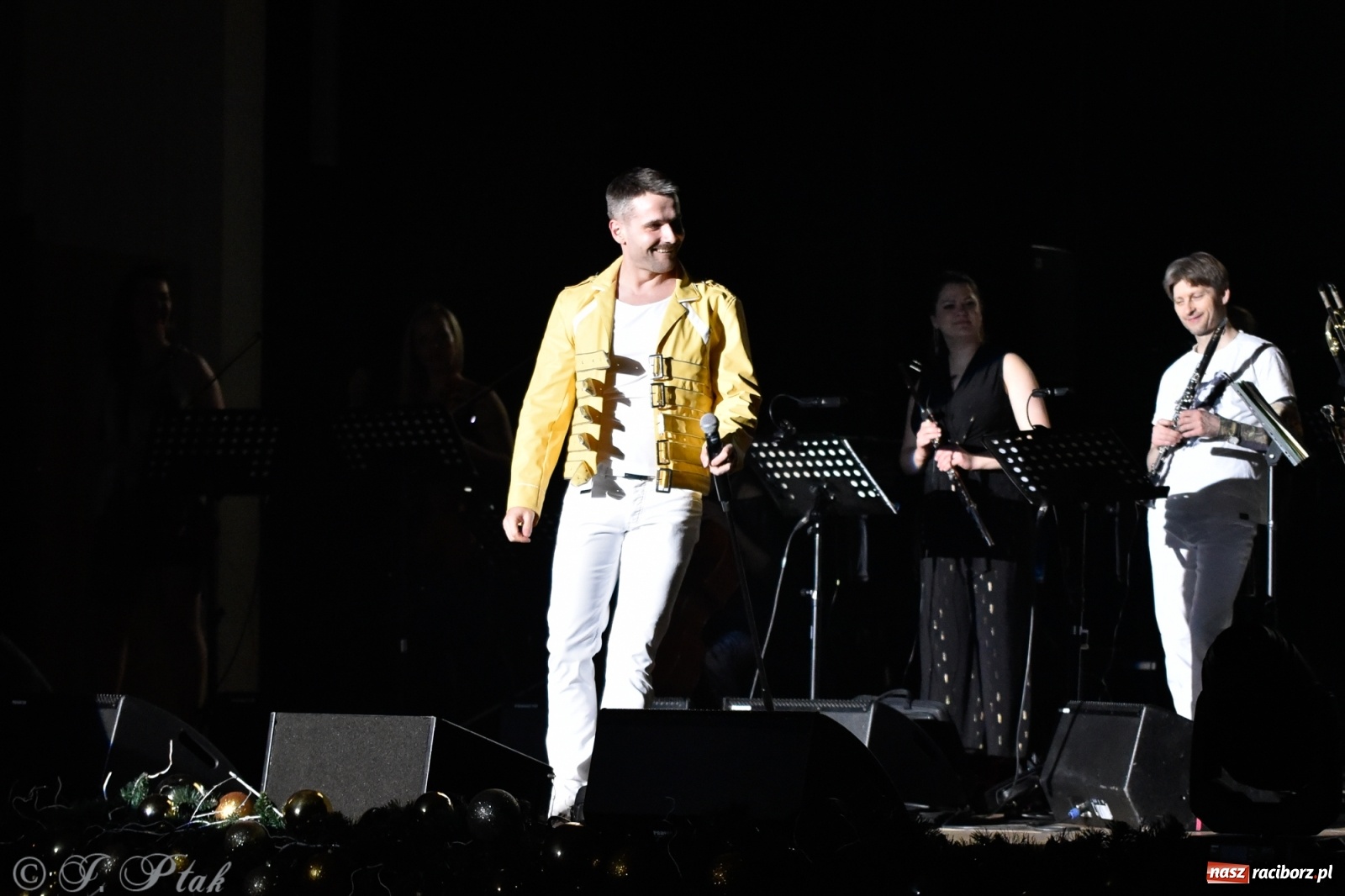 Zdjęcie w galerii na portalu naszraciborz.pl: Queen Symfonicznie w Raciborzu. Pełna sala fanów w RCK wiadomości z regionu