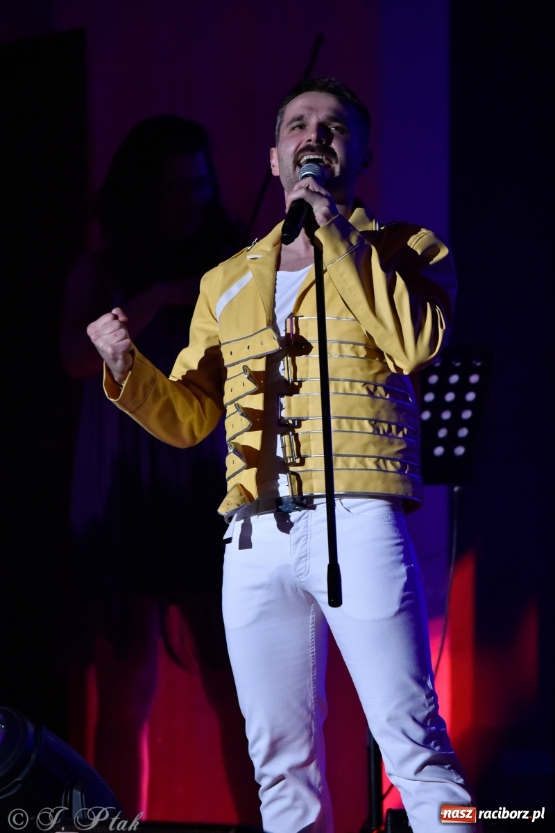 Zdjęcie w galerii na portalu naszraciborz.pl: Queen Symfonicznie w Raciborzu. Pełna sala fanów w RCK wiadomości z regionu