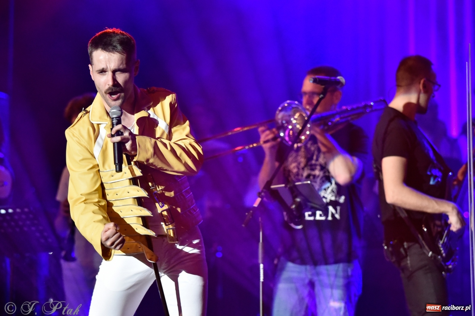 Zdjęcie w galerii na portalu naszraciborz.pl: Queen Symfonicznie w Raciborzu. Pełna sala fanów w RCK wiadomości z regionu