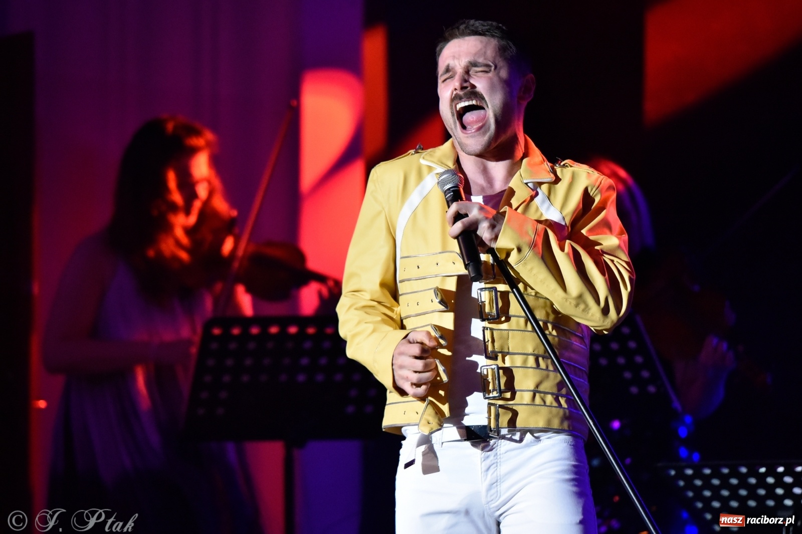 Zdjęcie w galerii na portalu naszraciborz.pl: Queen Symfonicznie w Raciborzu. Pełna sala fanów w RCK wiadomości z regionu