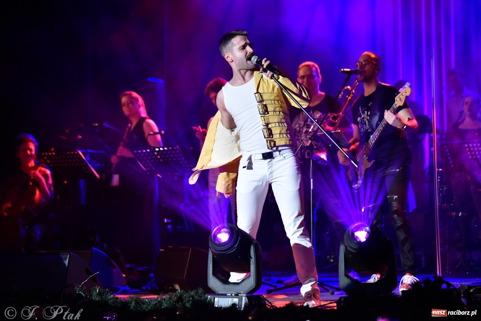 Zdjęcie w galerii na portalu naszraciborz.pl: Queen Symfonicznie w Raciborzu. Pełna sala fanów w RCK wiadomości z regionu