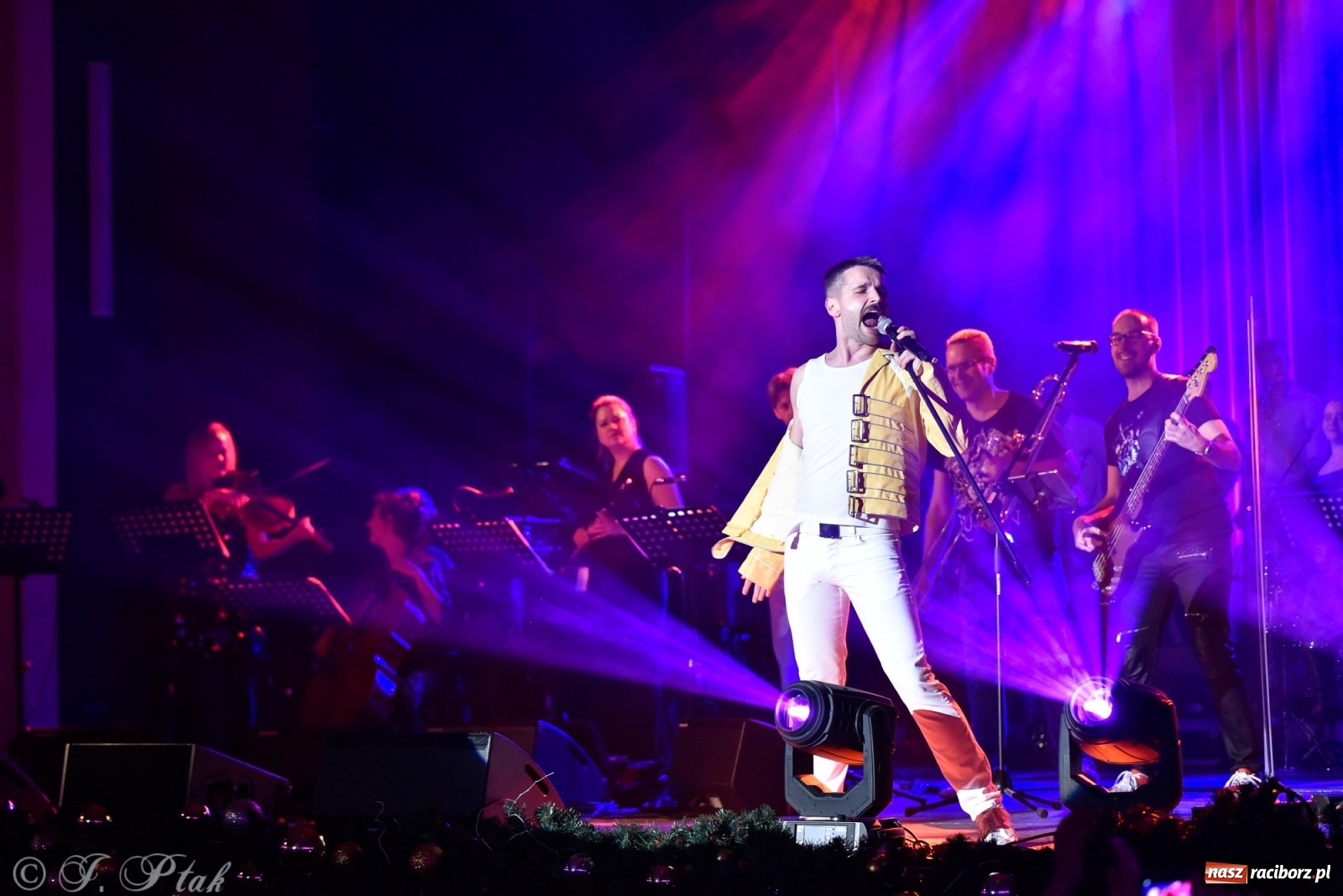 Zdjęcie w galerii na portalu naszraciborz.pl: Queen Symfonicznie w Raciborzu. Pełna sala fanów w RCK wiadomości z regionu