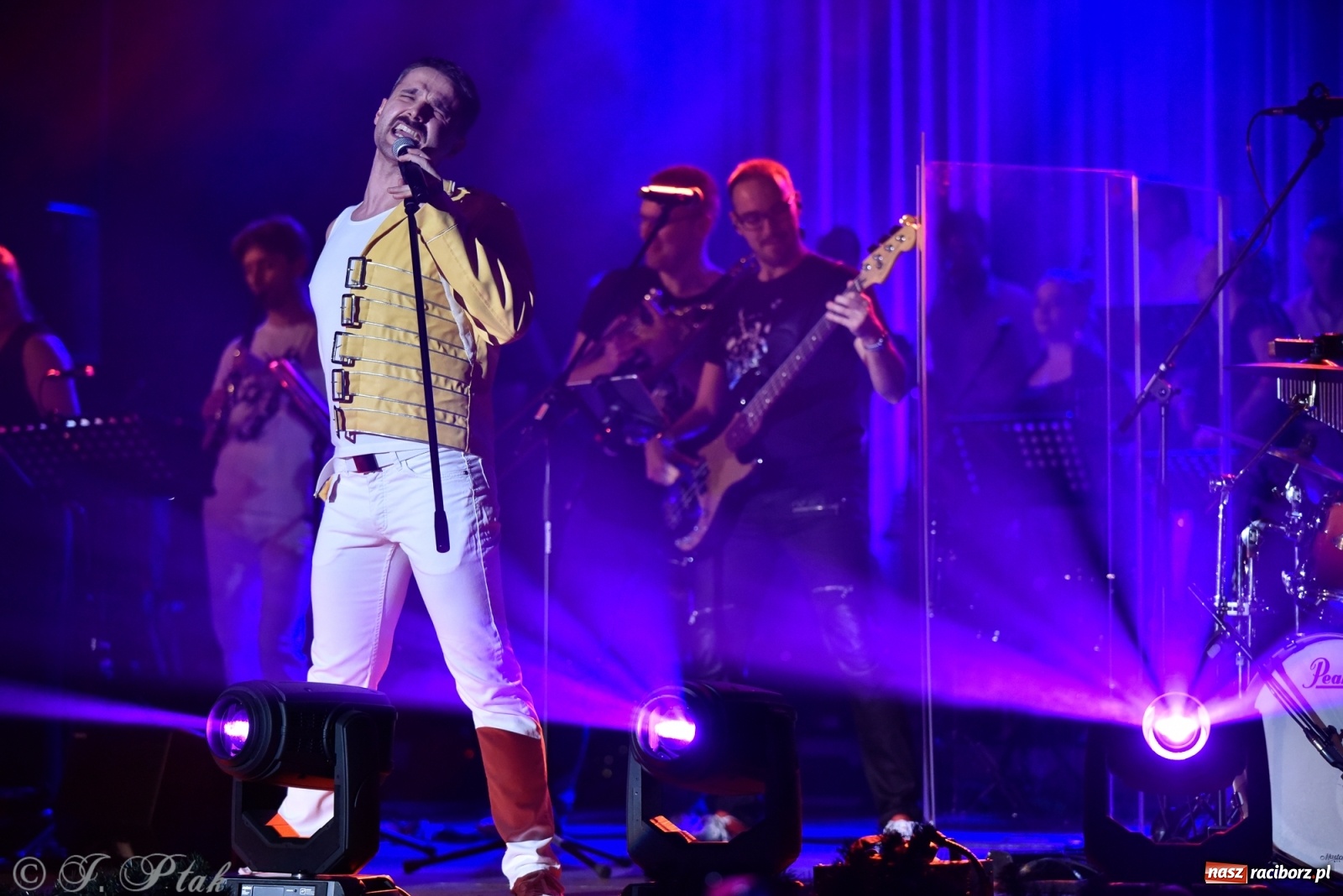 Zdjęcie w galerii na portalu naszraciborz.pl: Queen Symfonicznie w Raciborzu. Pełna sala fanów w RCK wiadomości z regionu