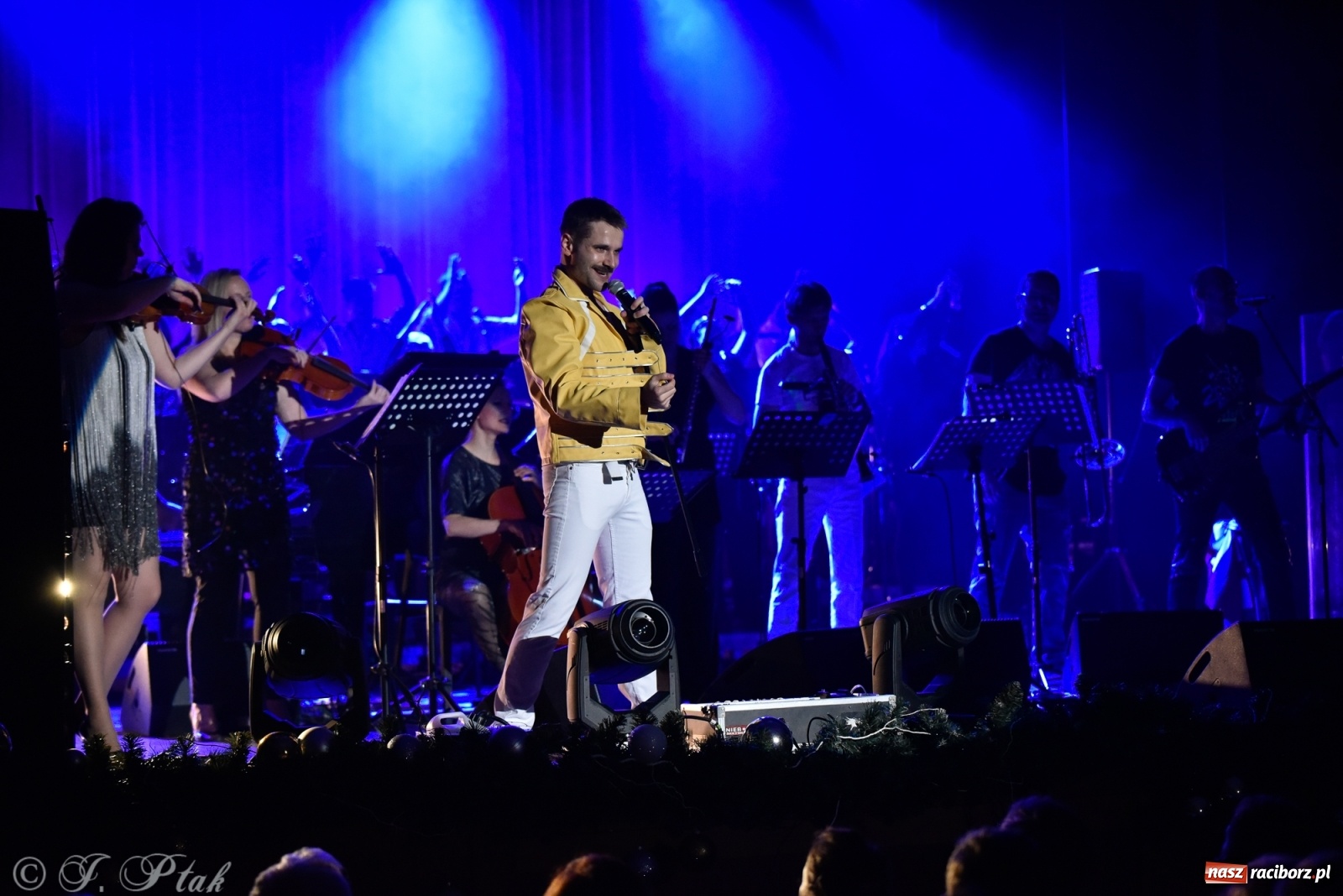 Zdjęcie w galerii na portalu naszraciborz.pl: Queen Symfonicznie w Raciborzu. Pełna sala fanów w RCK wiadomości z regionu