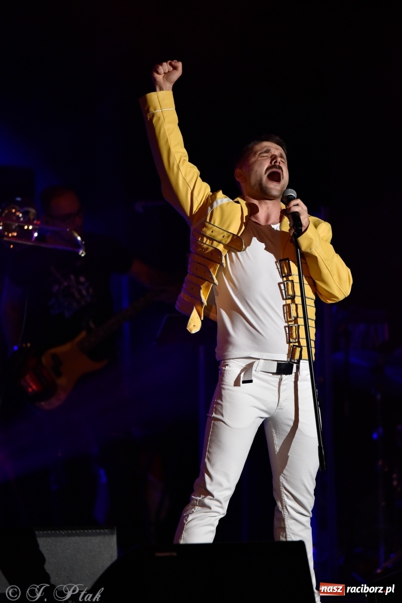 Zdjęcie w galerii na portalu naszraciborz.pl: Queen Symfonicznie w Raciborzu. Pełna sala fanów w RCK wiadomości z regionu