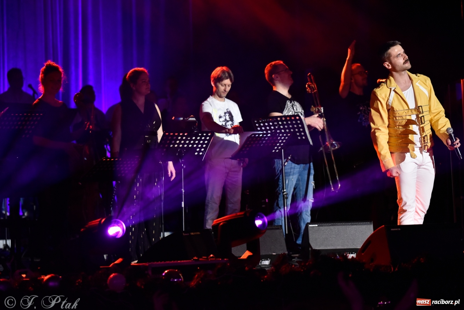 Zdjęcie w galerii na portalu naszraciborz.pl: Queen Symfonicznie w Raciborzu. Pełna sala fanów w RCK wiadomości z regionu