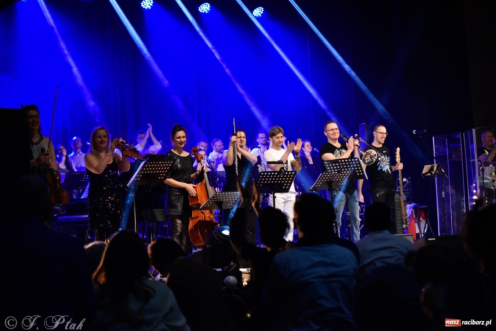 Zdjęcie w galerii na portalu naszraciborz.pl: Queen Symfonicznie w Raciborzu. Pełna sala fanów w RCK wiadomości z regionu