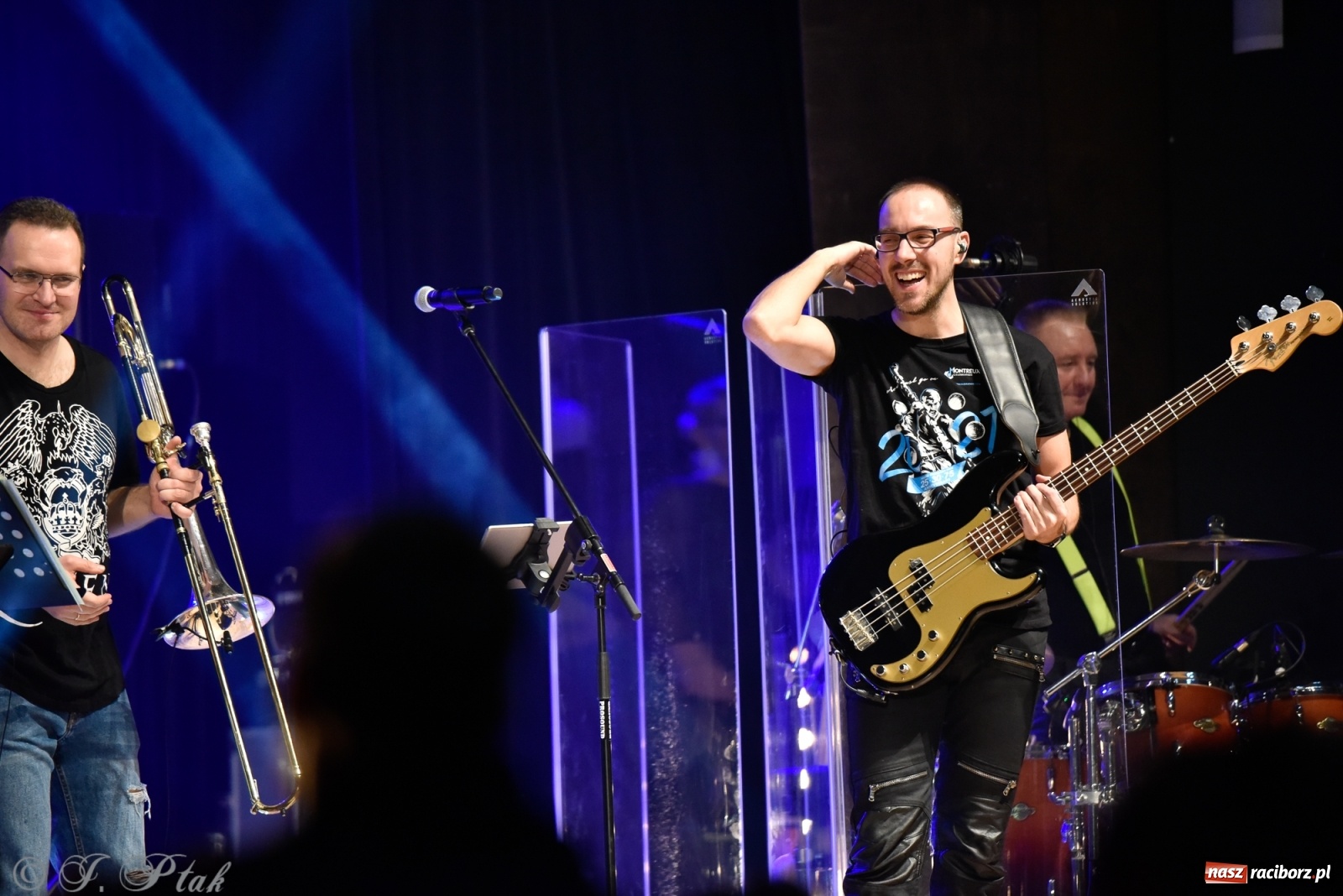 Zdjęcie w galerii na portalu naszraciborz.pl: Queen Symfonicznie w Raciborzu. Pełna sala fanów w RCK wiadomości z regionu