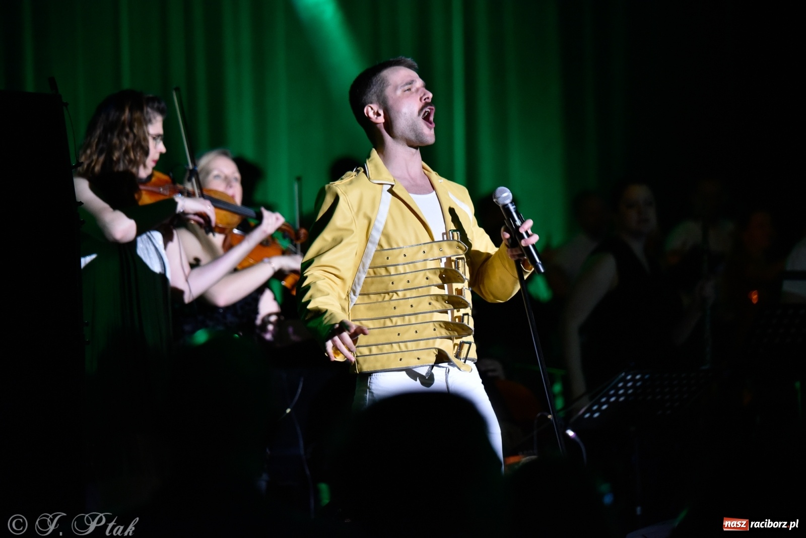 Zdjęcie w galerii na portalu naszraciborz.pl: Queen Symfonicznie w Raciborzu. Pełna sala fanów w RCK wiadomości z regionu