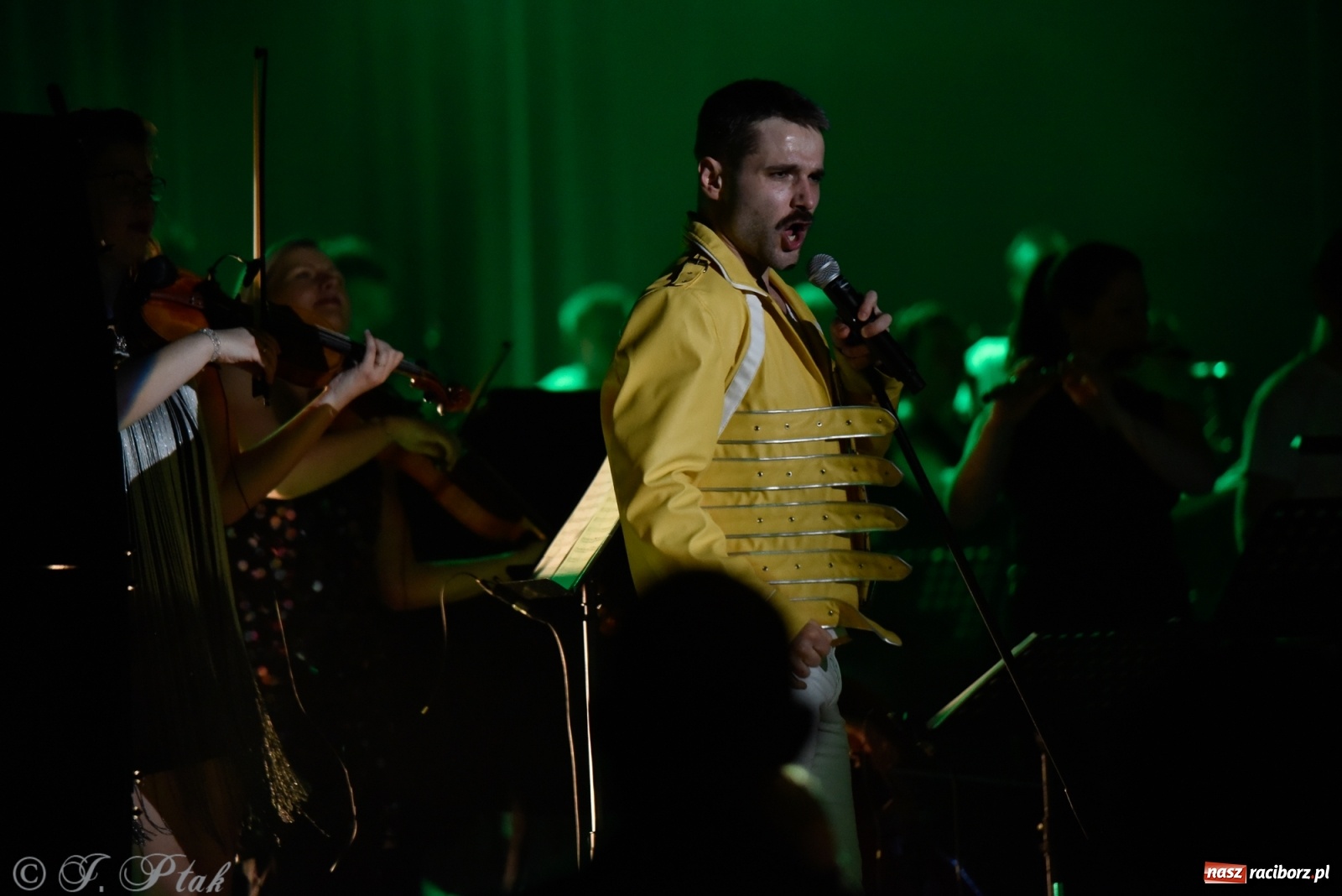 Zdjęcie w galerii na portalu naszraciborz.pl: Queen Symfonicznie w Raciborzu. Pełna sala fanów w RCK wiadomości z regionu