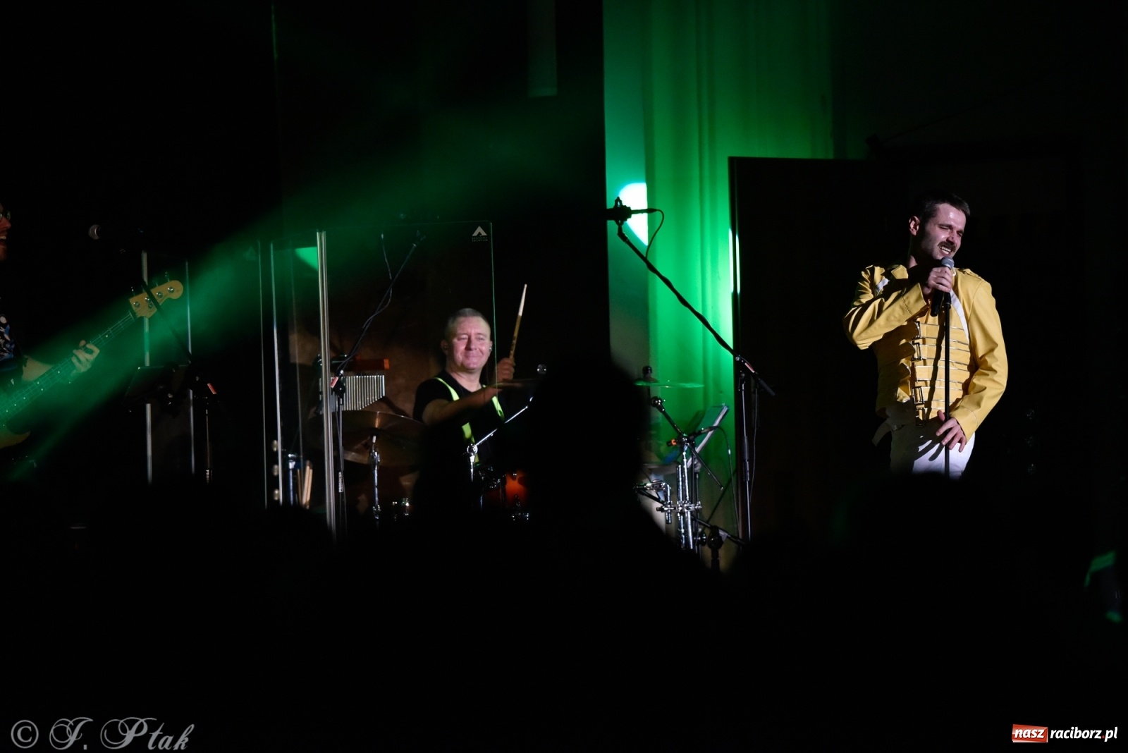 Zdjęcie w galerii na portalu naszraciborz.pl: Queen Symfonicznie w Raciborzu. Pełna sala fanów w RCK wiadomości z regionu