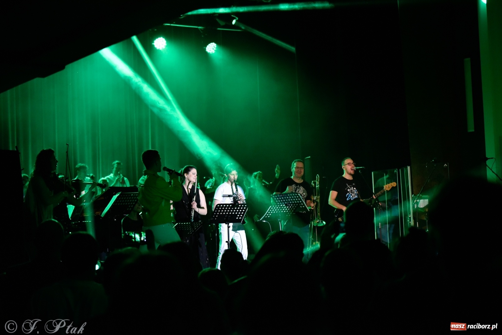 Zdjęcie w galerii na portalu naszraciborz.pl: Queen Symfonicznie w Raciborzu. Pełna sala fanów w RCK wiadomości z regionu