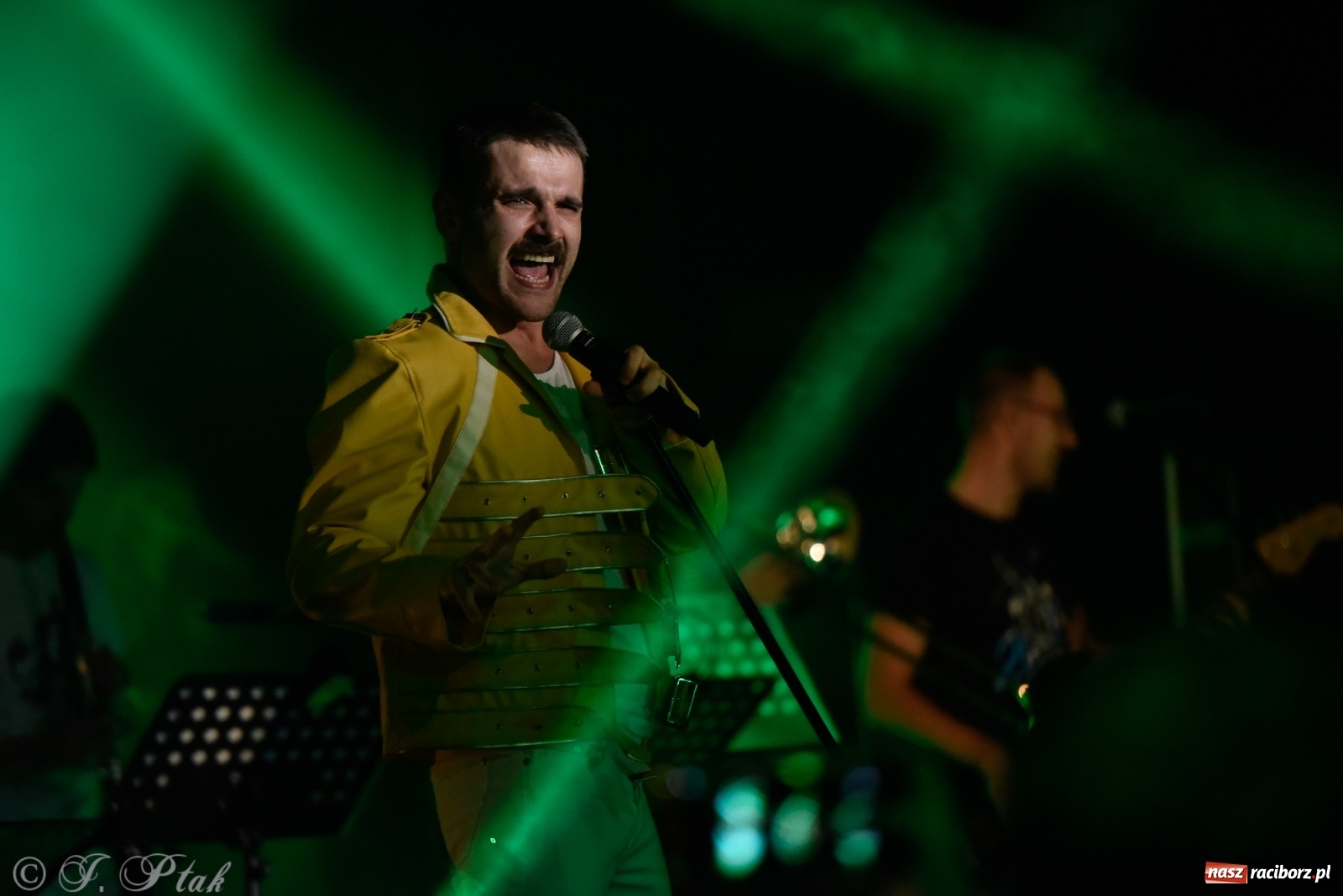 Zdjęcie w galerii na portalu naszraciborz.pl: Queen Symfonicznie w Raciborzu. Pełna sala fanów w RCK wiadomości z regionu