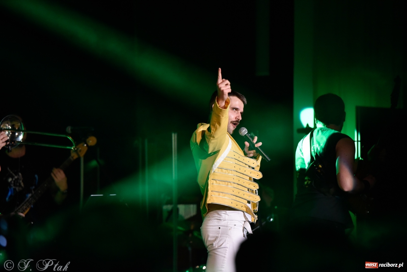 Zdjęcie w galerii na portalu naszraciborz.pl: Queen Symfonicznie w Raciborzu. Pełna sala fanów w RCK wiadomości z regionu