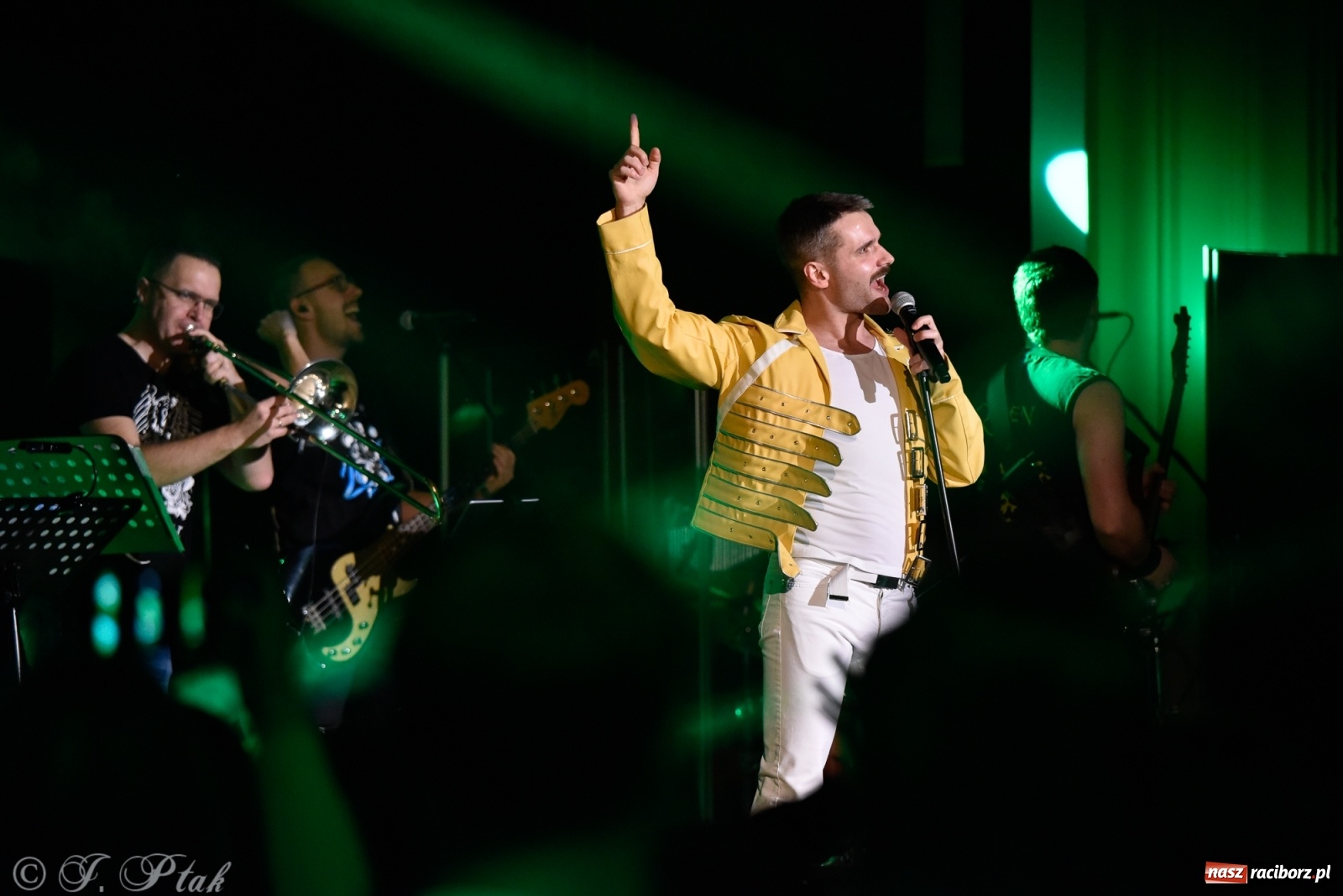 Zdjęcie w galerii na portalu naszraciborz.pl: Queen Symfonicznie w Raciborzu. Pełna sala fanów w RCK wiadomości z regionu