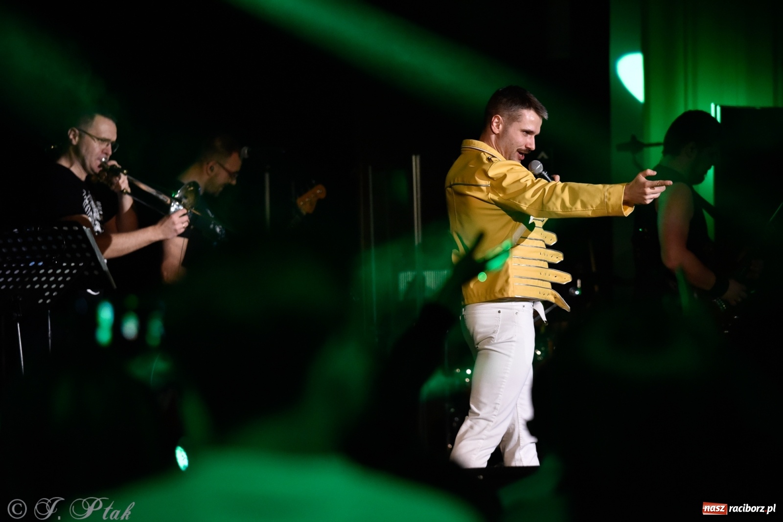 Zdjęcie w galerii na portalu naszraciborz.pl: Queen Symfonicznie w Raciborzu. Pełna sala fanów w RCK wiadomości z regionu