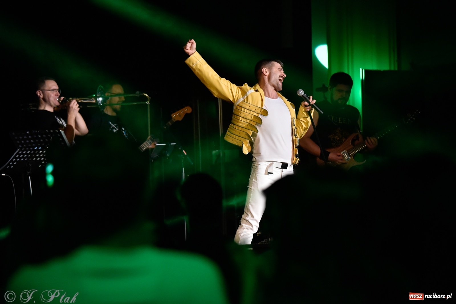 Zdjęcie w galerii na portalu naszraciborz.pl: Queen Symfonicznie w Raciborzu. Pełna sala fanów w RCK wiadomości z regionu