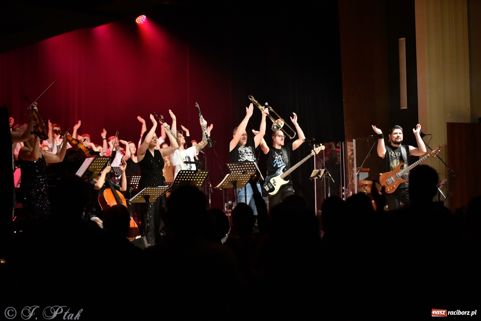 Zdjęcie w galerii na portalu naszraciborz.pl: Queen Symfonicznie w Raciborzu. Pełna sala fanów w RCK wiadomości z regionu
