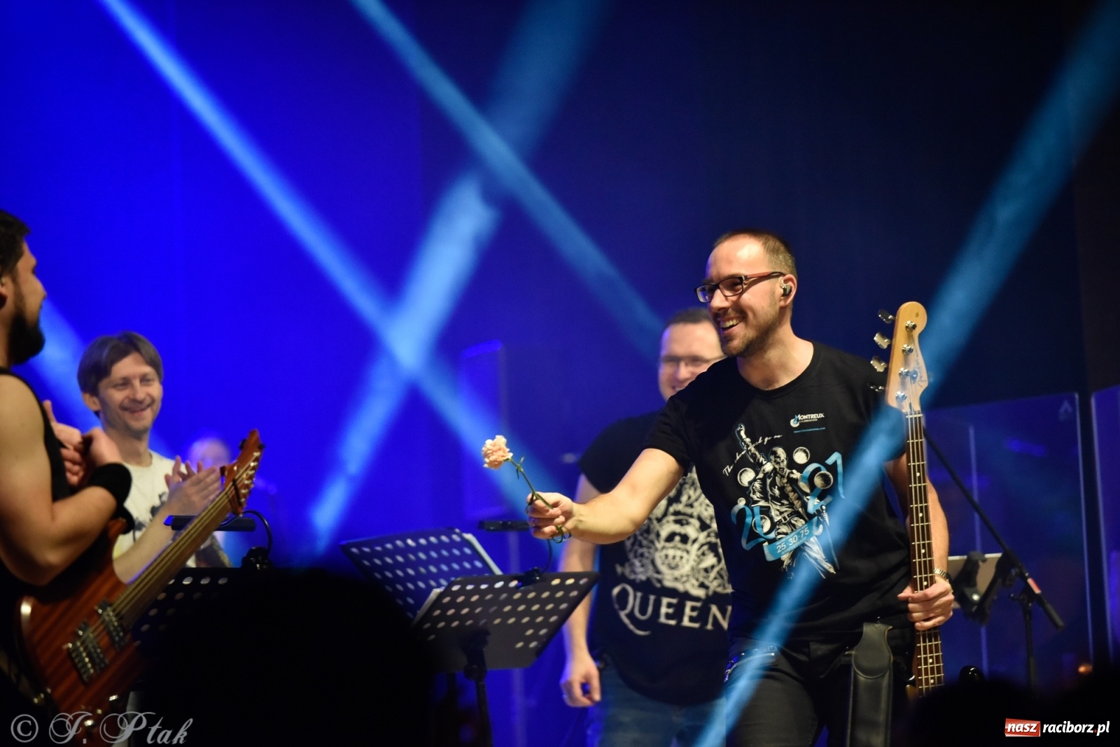 Zdjęcie w galerii na portalu naszraciborz.pl: Queen Symfonicznie w Raciborzu. Pełna sala fanów w RCK wiadomości z regionu