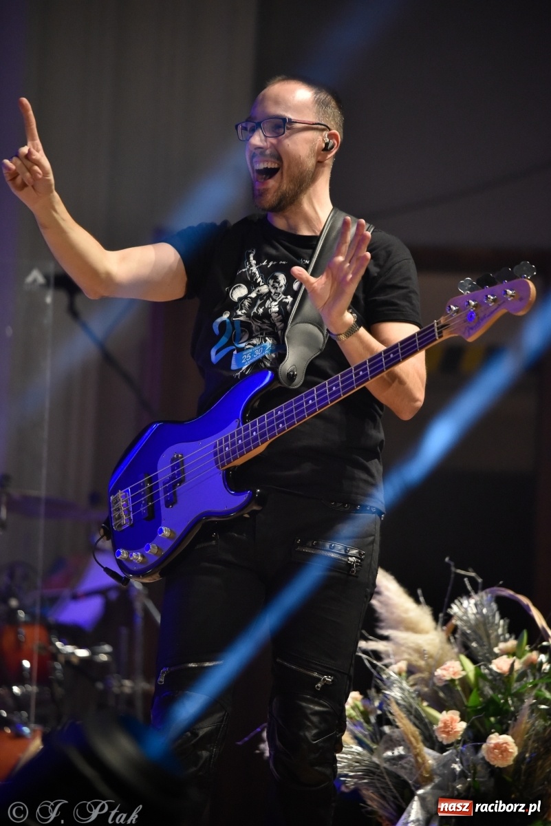 Zdjęcie w galerii na portalu naszraciborz.pl: Queen Symfonicznie w Raciborzu. Pełna sala fanów w RCK wiadomości z regionu