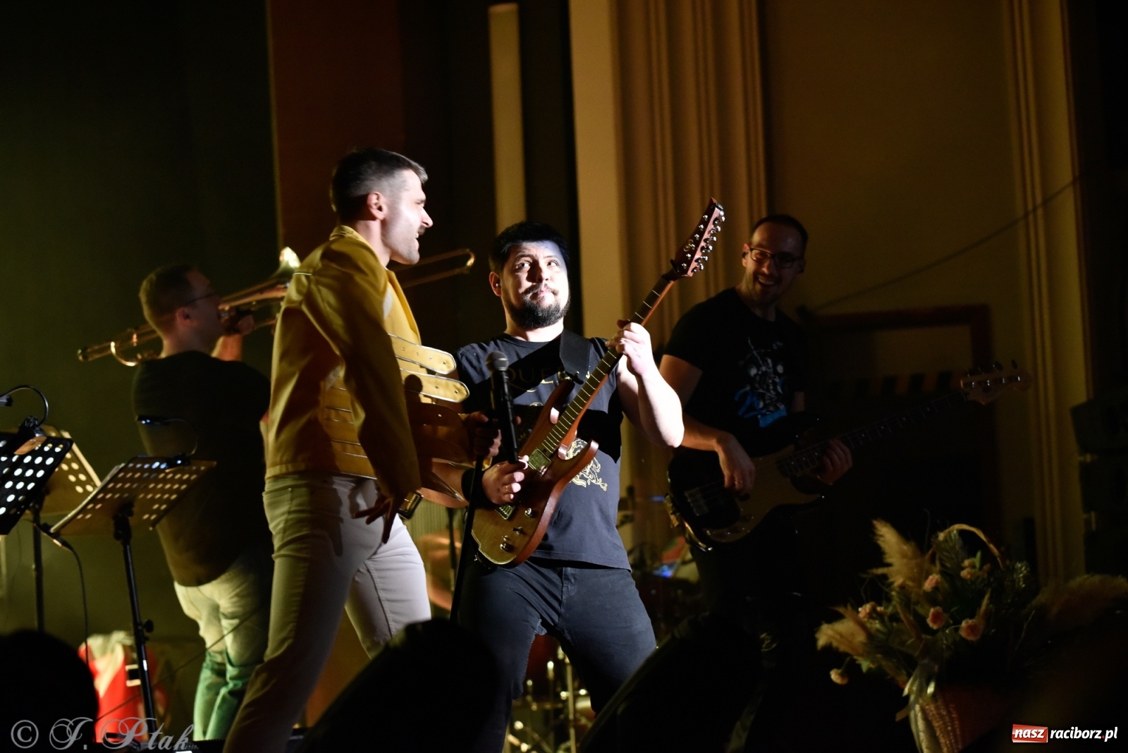 Zdjęcie w galerii na portalu naszraciborz.pl: Queen Symfonicznie w Raciborzu. Pełna sala fanów w RCK wiadomości z regionu