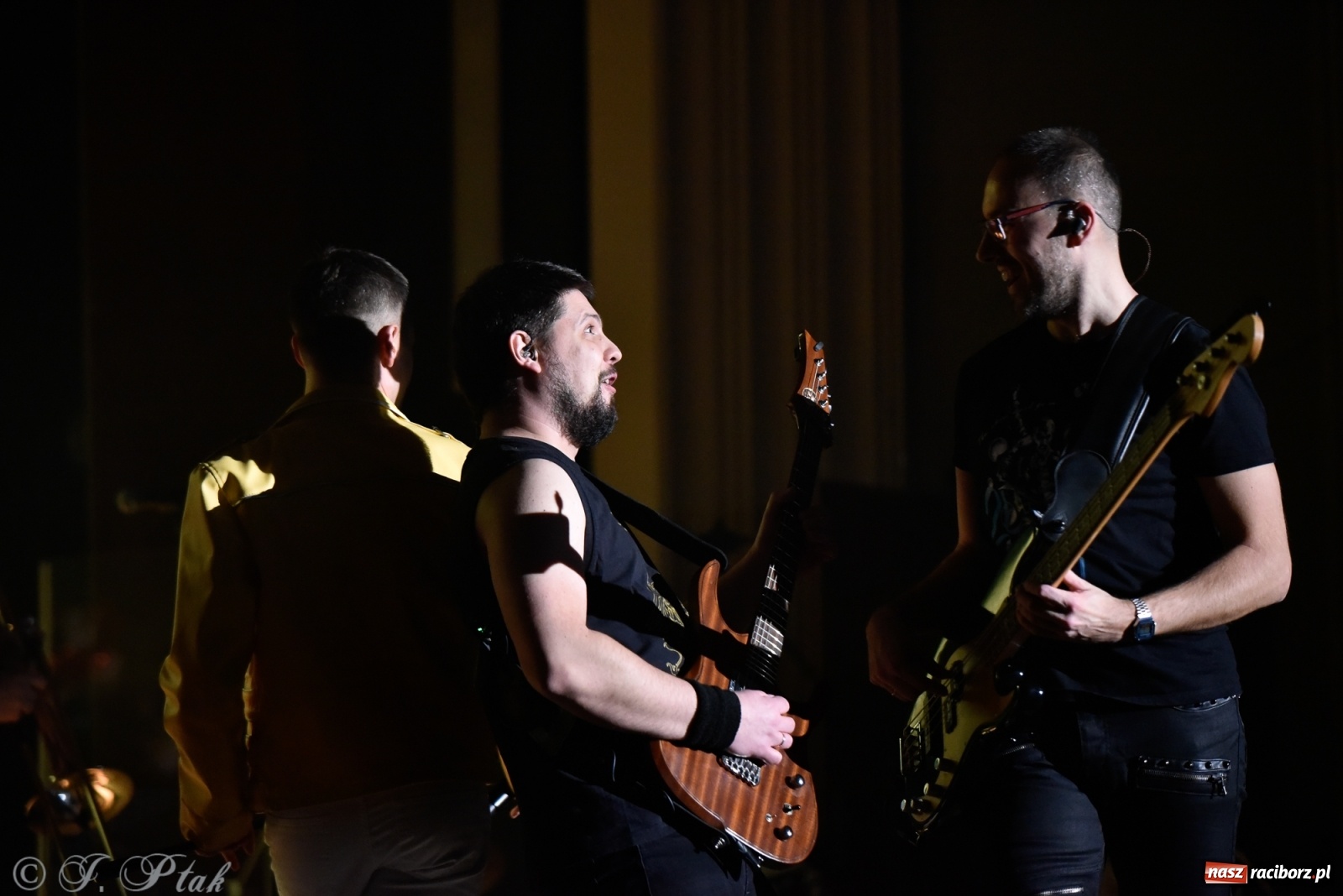 Zdjęcie w galerii na portalu naszraciborz.pl: Queen Symfonicznie w Raciborzu. Pełna sala fanów w RCK wiadomości z regionu