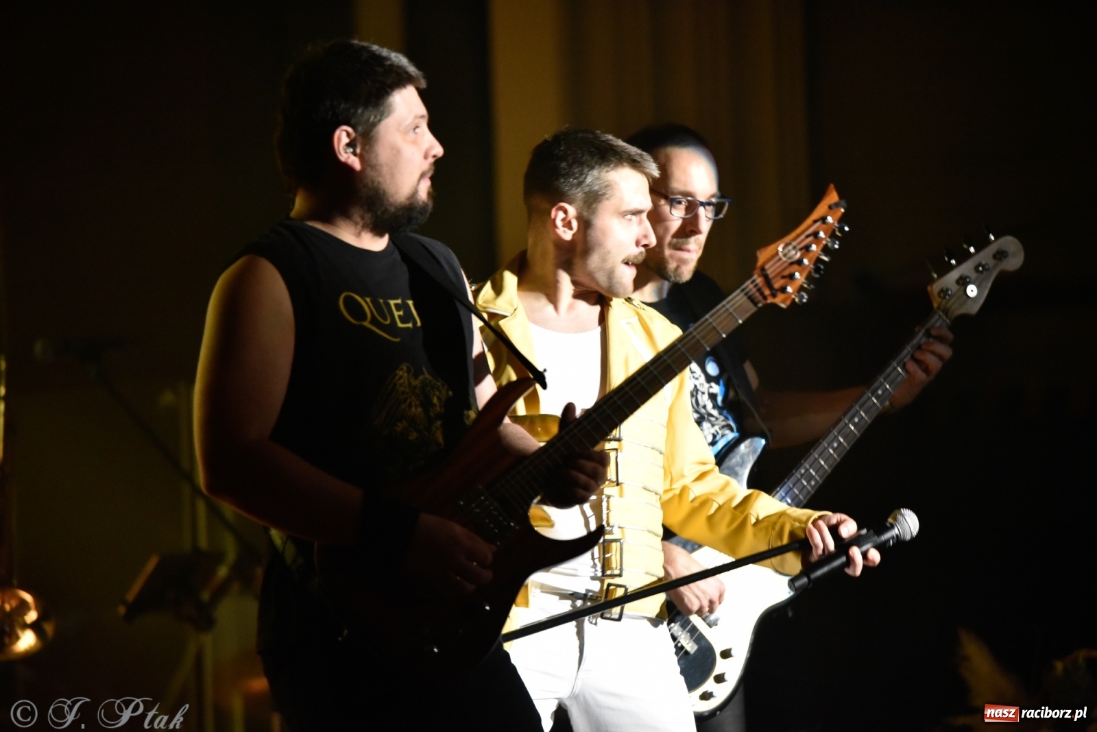 Zdjęcie w galerii na portalu naszraciborz.pl: Queen Symfonicznie w Raciborzu. Pełna sala fanów w RCK wiadomości z regionu