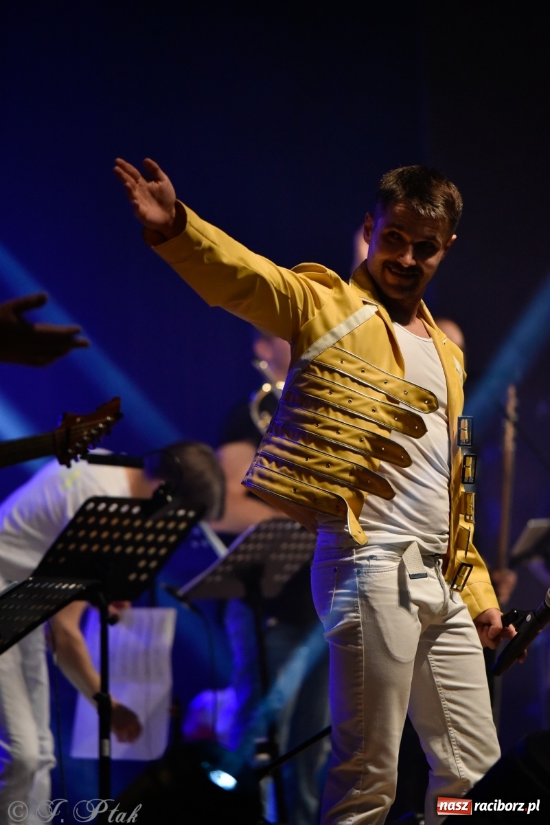 Zdjęcie w galerii na portalu naszraciborz.pl: Queen Symfonicznie w Raciborzu. Pełna sala fanów w RCK wiadomości z regionu