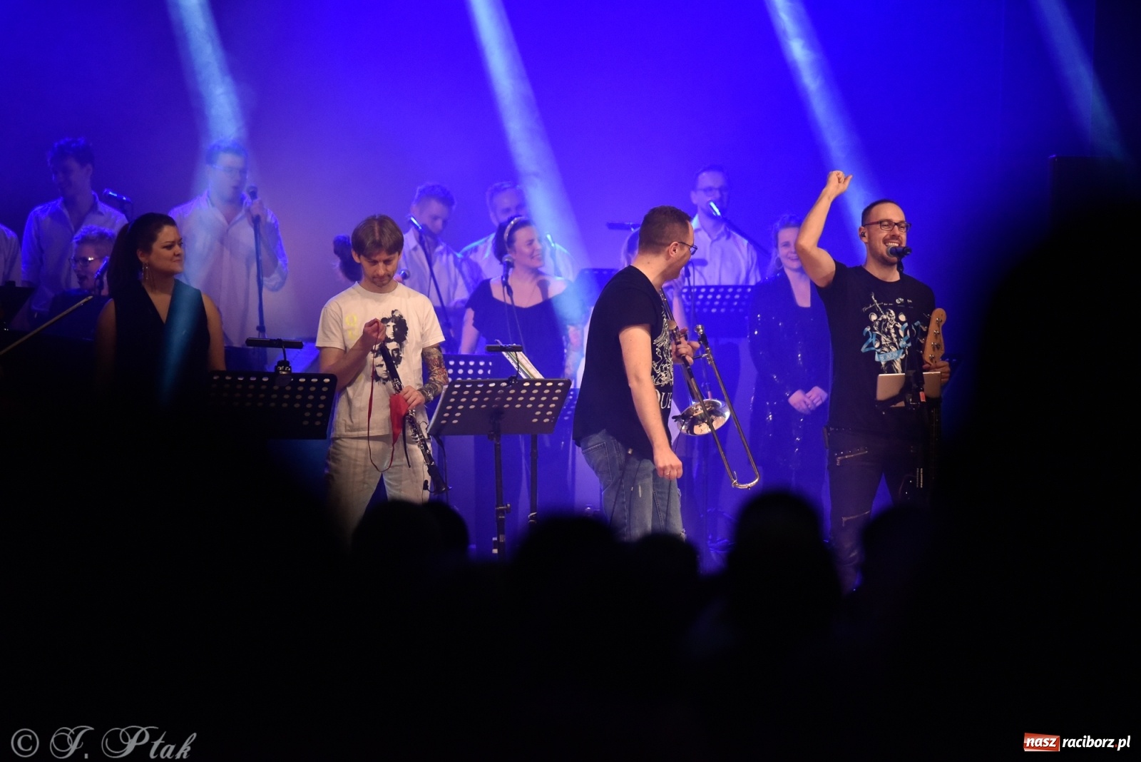 Zdjęcie w galerii na portalu naszraciborz.pl: Queen Symfonicznie w Raciborzu. Pełna sala fanów w RCK wiadomości z regionu