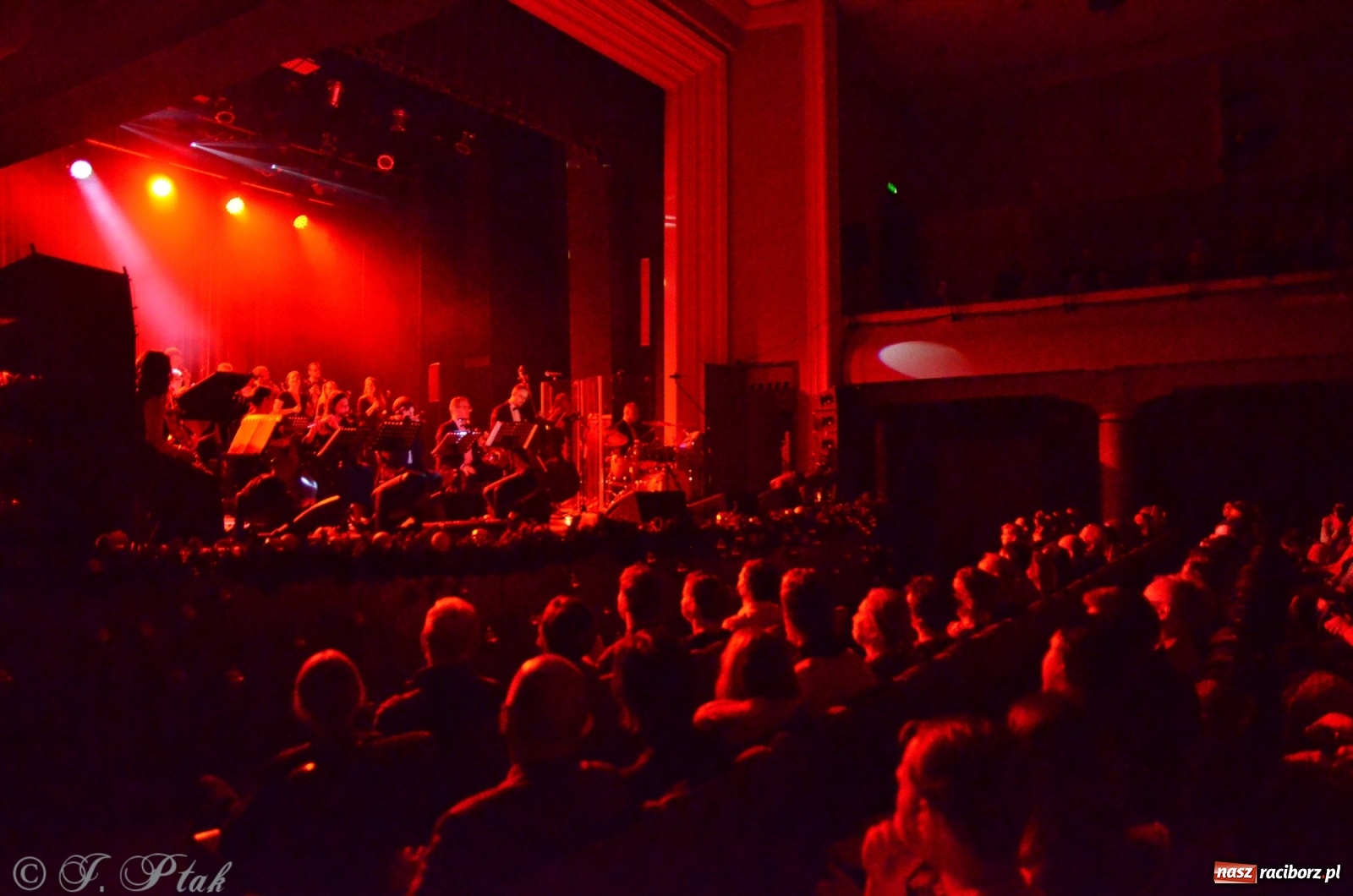 Zdjęcie w galerii na portalu naszraciborz.pl: Queen Symfonicznie w Raciborzu. Pełna sala fanów w RCK wiadomości z regionu