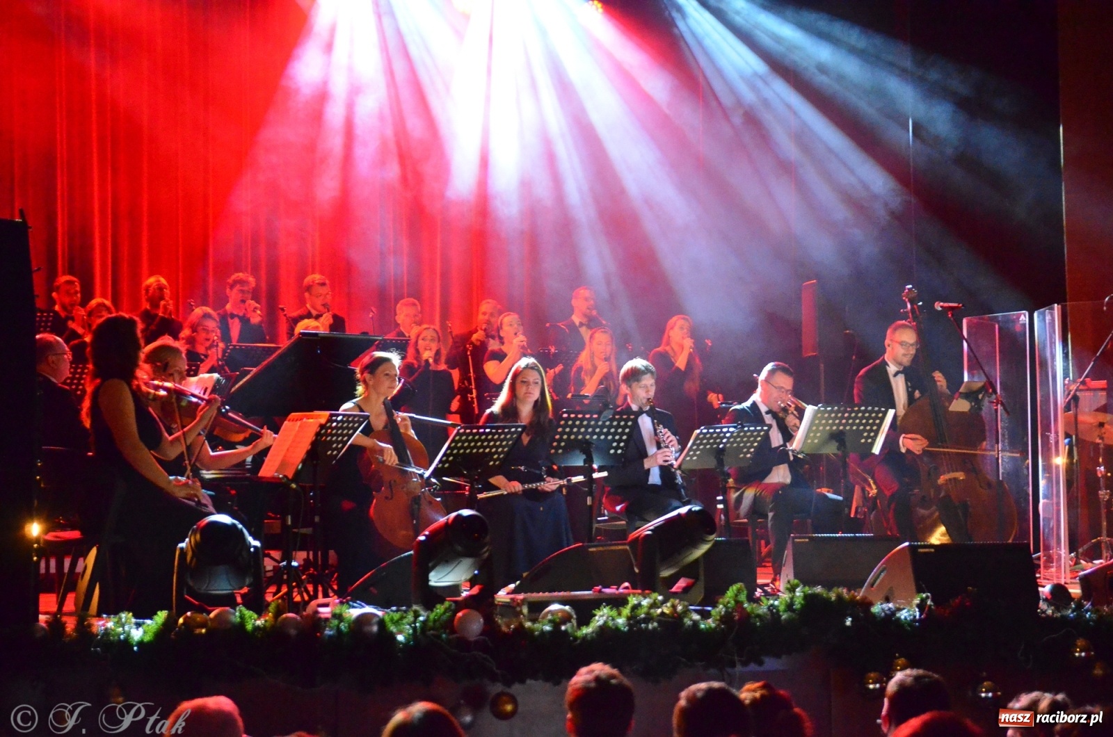 Zdjęcie w galerii na portalu naszraciborz.pl: Queen Symfonicznie w Raciborzu. Pełna sala fanów w RCK wiadomości z regionu