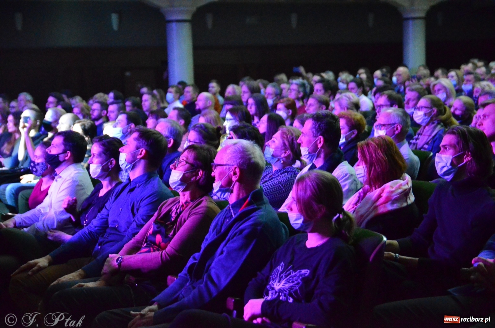 Zdjęcie w galerii na portalu naszraciborz.pl: Queen Symfonicznie w Raciborzu. Pełna sala fanów w RCK wiadomości z regionu