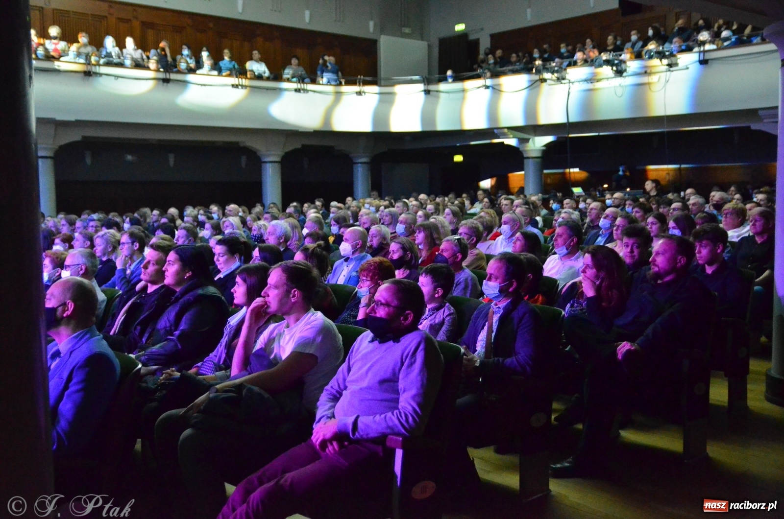 Zdjęcie w galerii na portalu naszraciborz.pl: Queen Symfonicznie w Raciborzu. Pełna sala fanów w RCK wiadomości z regionu