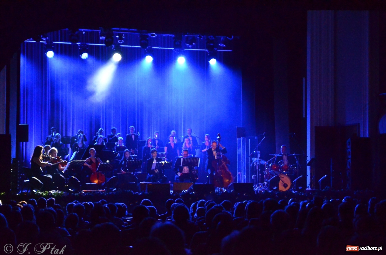 Zdjęcie w galerii na portalu naszraciborz.pl: Queen Symfonicznie w Raciborzu. Pełna sala fanów w RCK wiadomości z regionu