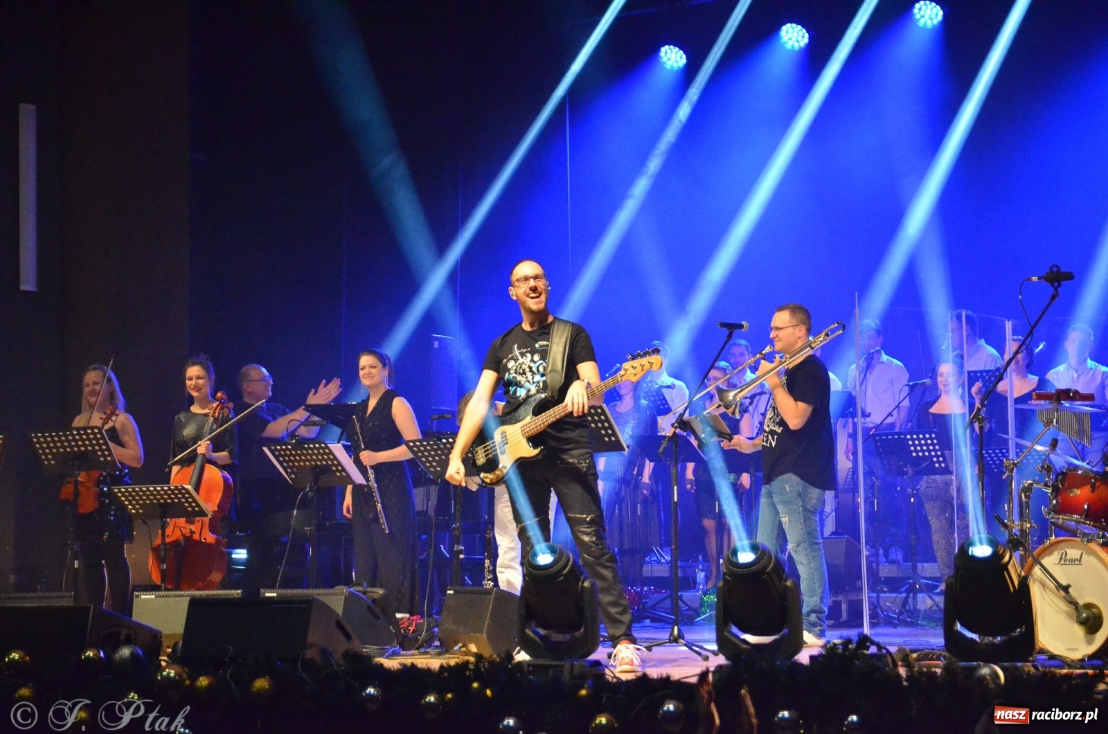 Zdjęcie w galerii na portalu naszraciborz.pl: Queen Symfonicznie w Raciborzu. Pełna sala fanów w RCK wiadomości z regionu