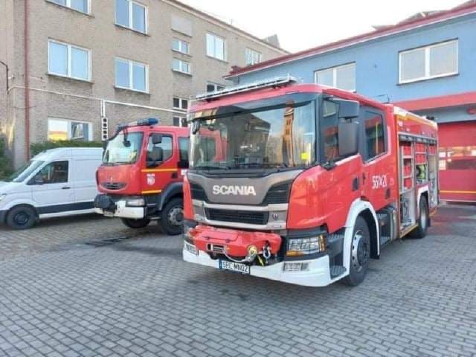 Zdjęcie w galerii na portalu naszraciborz.pl: Zawodowi strażacy z Raciborza testują nową scanię wiadomości z regionu