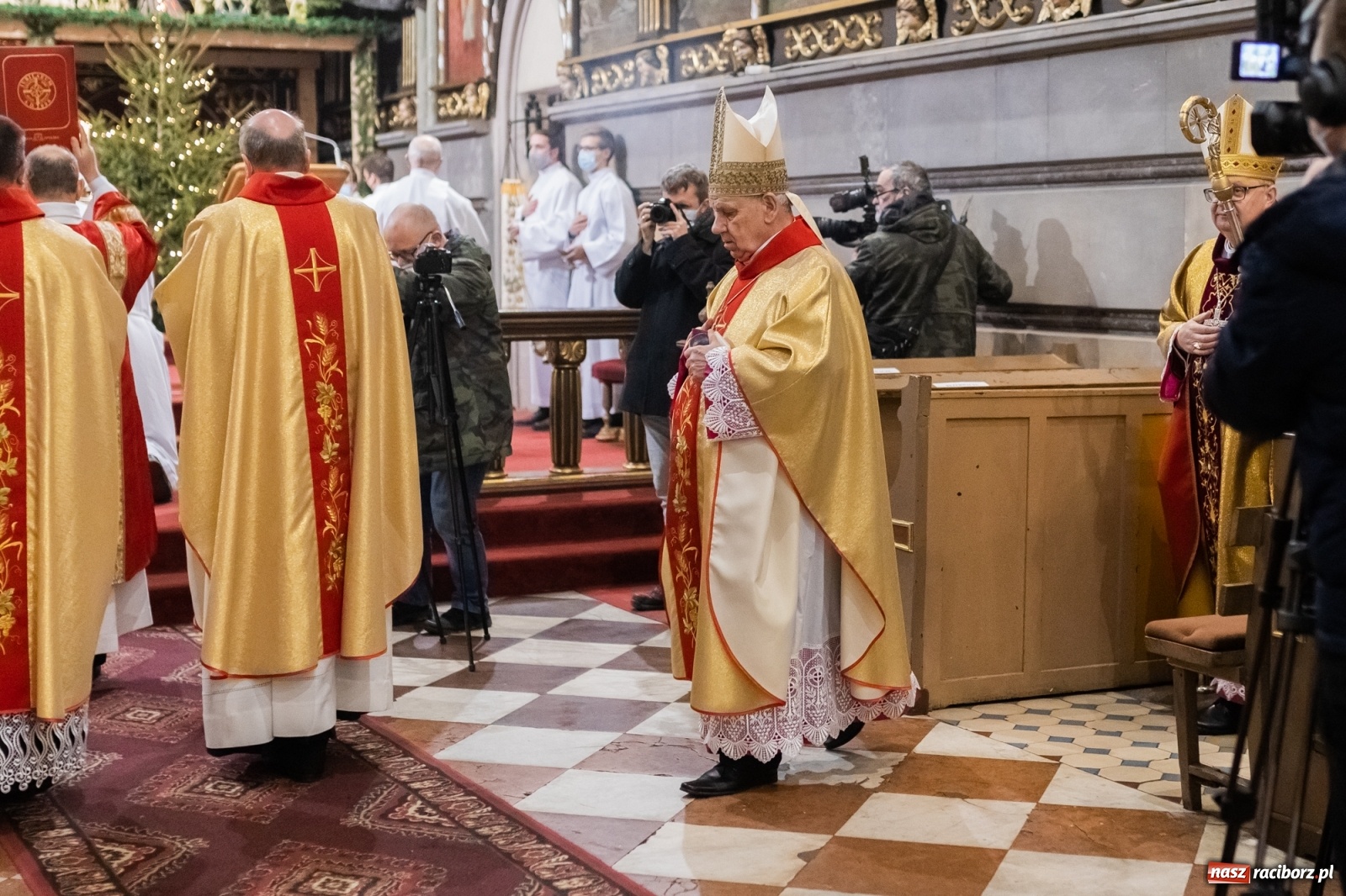 Zdjęcie w galerii na portalu naszraciborz.pl: W kościele farnym biskup opolski ogłosił rozpoczęcie procesu beatyfikacyjnego dominikanki Eufemii Piastówny z Raciborza wiadomości z regionu