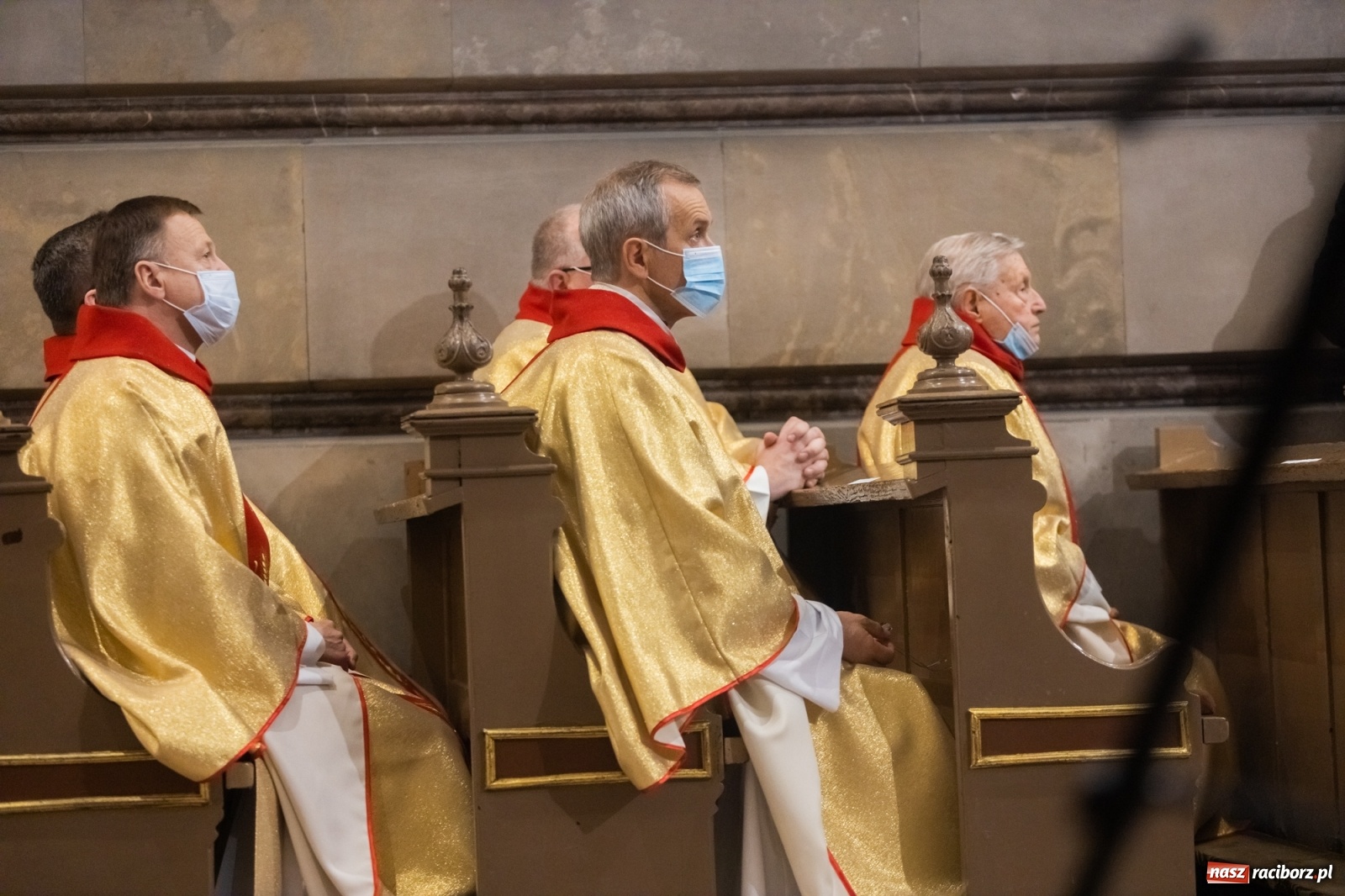 Zdjęcie w galerii na portalu naszraciborz.pl: W kościele farnym biskup opolski ogłosił rozpoczęcie procesu beatyfikacyjnego dominikanki Eufemii Piastówny z Raciborza wiadomości z regionu