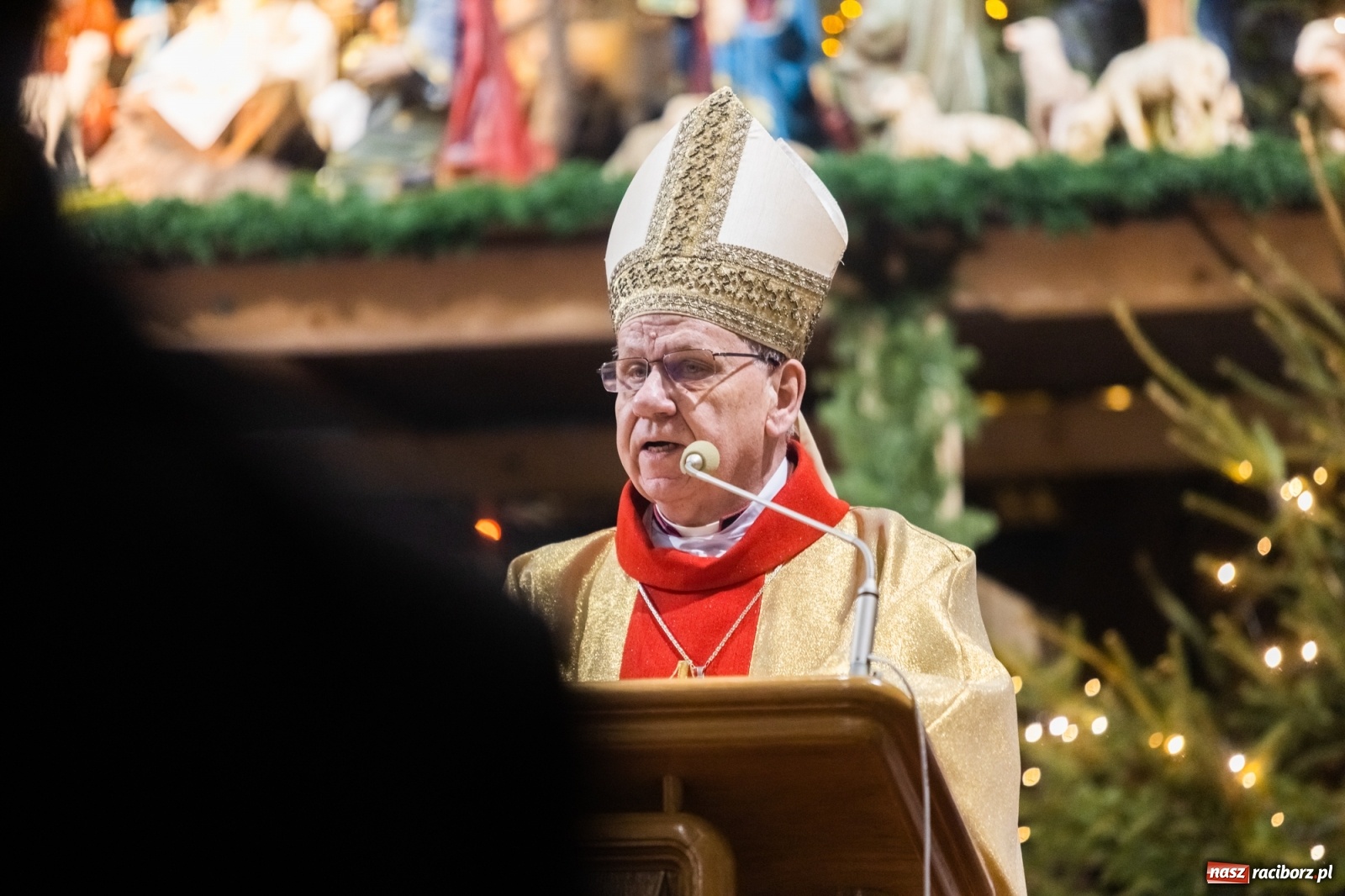 Zdjęcie w galerii na portalu naszraciborz.pl: W kościele farnym biskup opolski ogłosił rozpoczęcie procesu beatyfikacyjnego dominikanki Eufemii Piastówny z Raciborza wiadomości z regionu