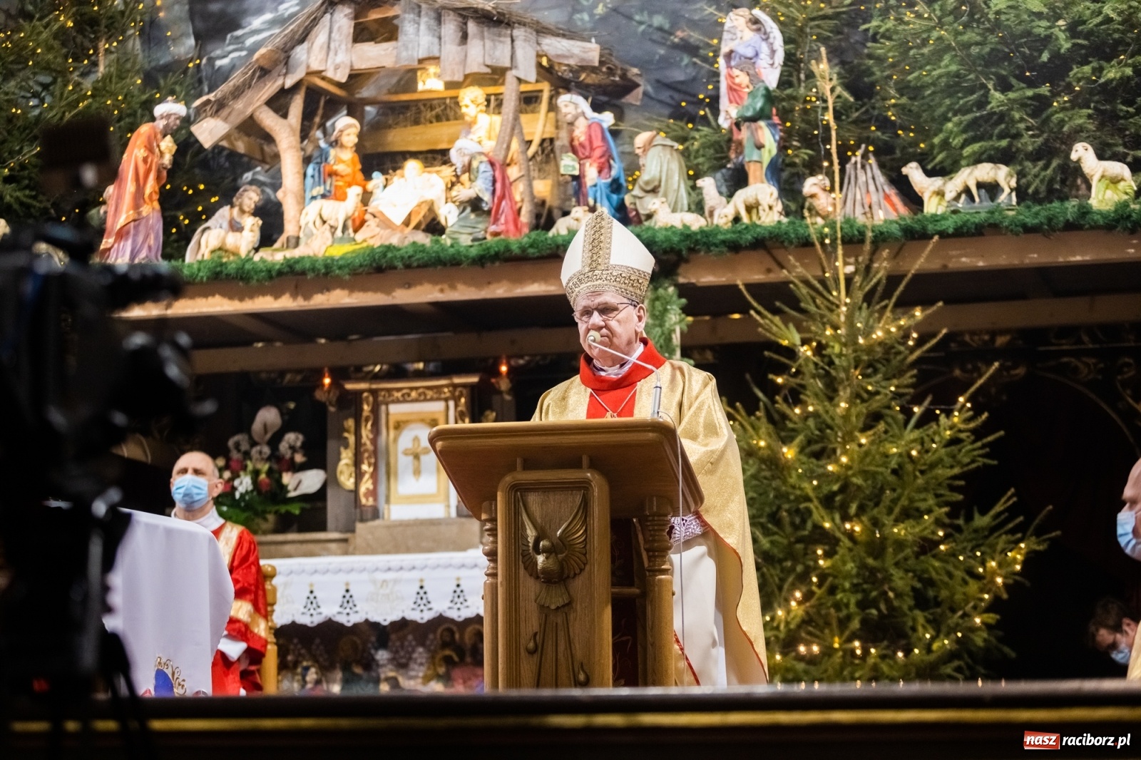 Zdjęcie w galerii na portalu naszraciborz.pl: W kościele farnym biskup opolski ogłosił rozpoczęcie procesu beatyfikacyjnego dominikanki Eufemii Piastówny z Raciborza wiadomości z regionu